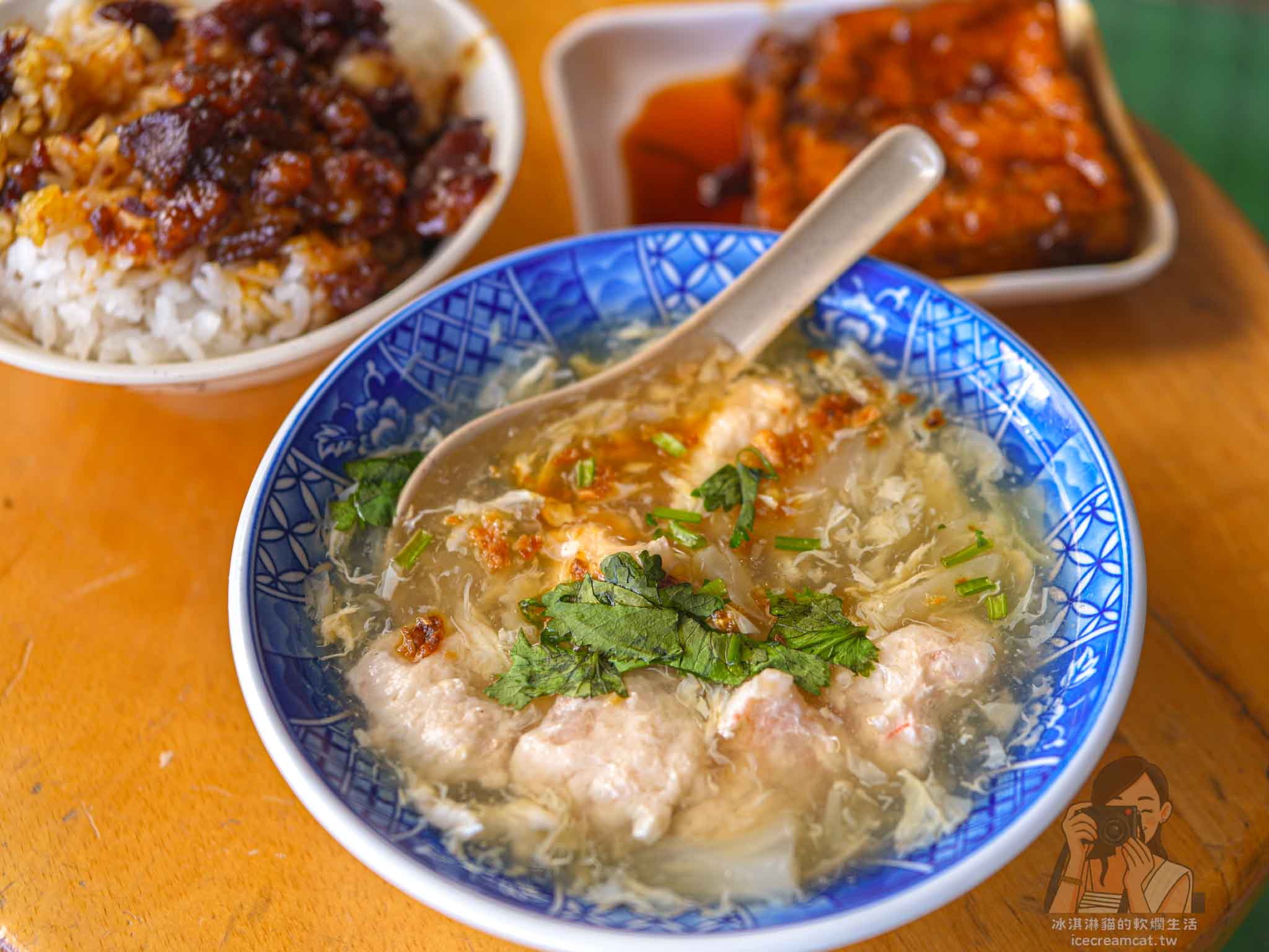 【三重美食】店老大魯肉飯，米其林推薦店小二分店，菜單必點滷肉飯與蝦仁羹 @冰淇淋貓的軟爛生活