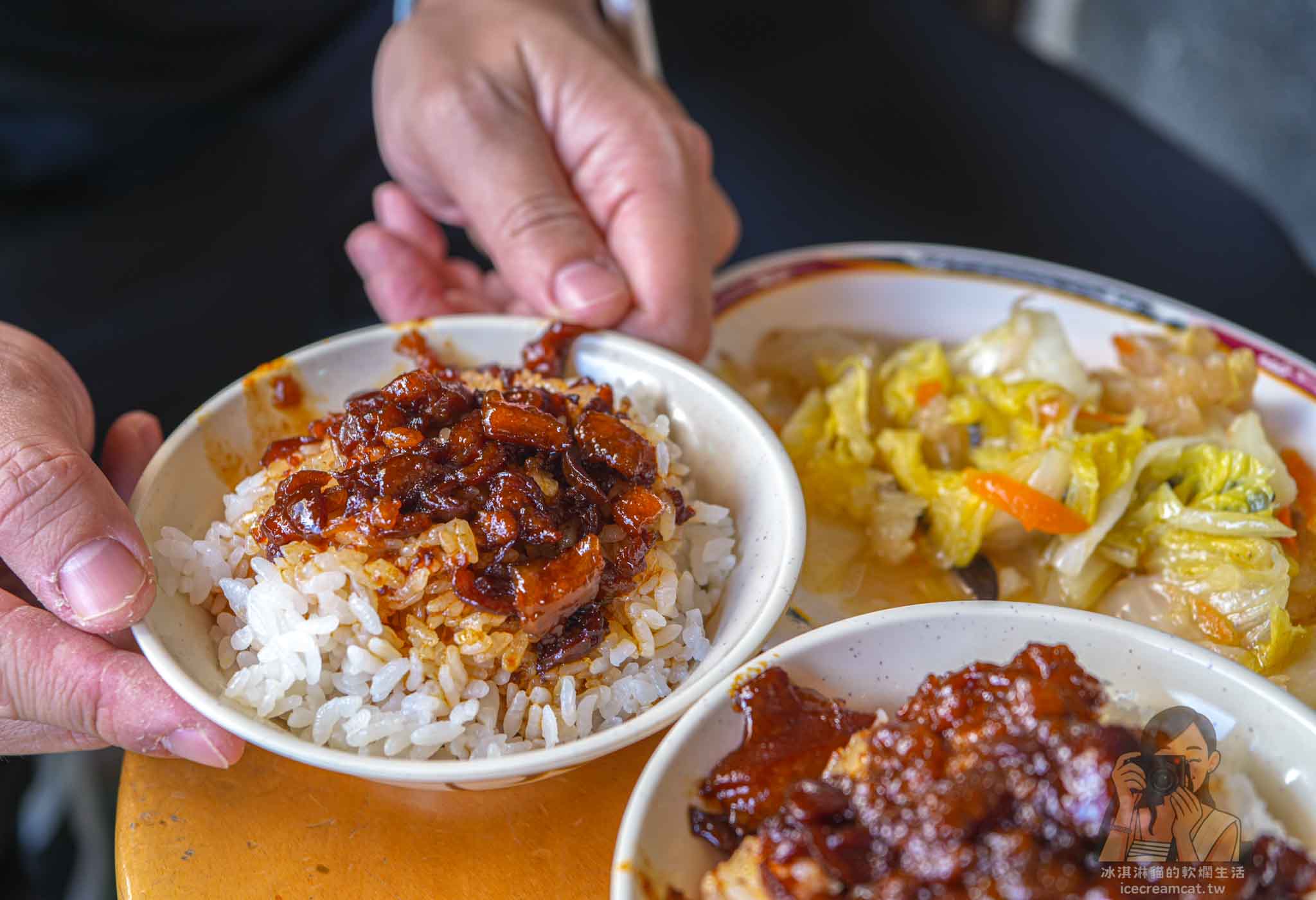 【三重美食】店老大魯肉飯，米其林推薦店小二分店，菜單必點滷肉飯與蝦仁羹 @冰淇淋貓的軟爛生活