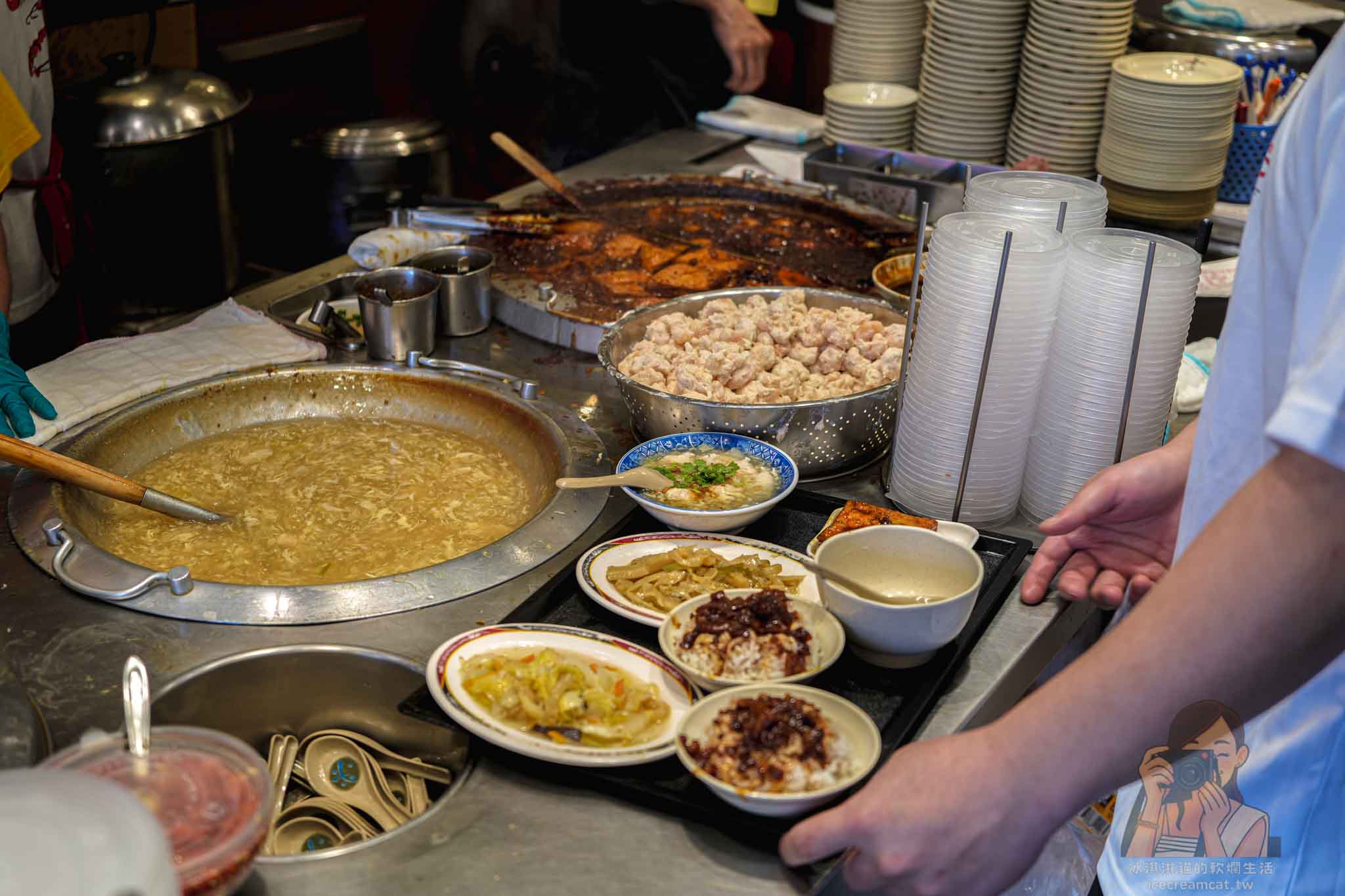 【三重美食】店老大魯肉飯，米其林推薦店小二分店，菜單必點滷肉飯與蝦仁羹 @冰淇淋貓的軟爛生活