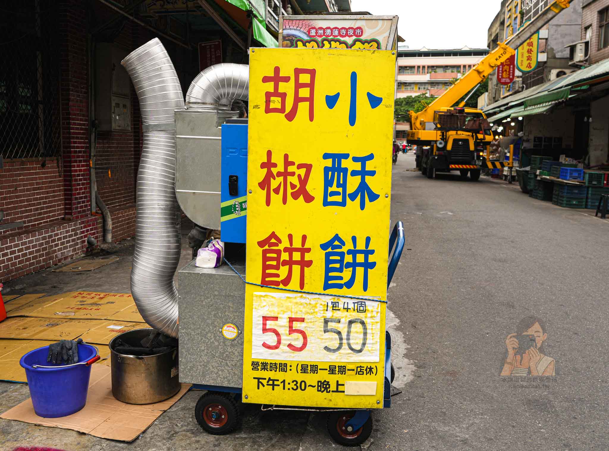 蘆洲湧蓮寺夜市胡椒餅【三民高中站美食】排隊必買炭烤奶香胡椒餅和小酥餅 @冰淇淋貓的軟爛生活