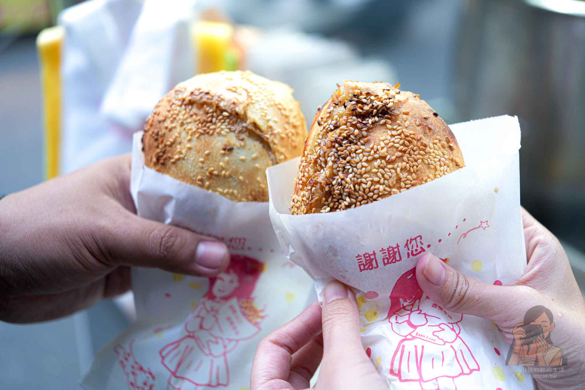 蘆洲湧蓮寺夜市胡椒餅【三民高中站美食】排隊必買炭烤奶香胡椒餅和小酥餅 @冰淇淋貓的軟爛生活