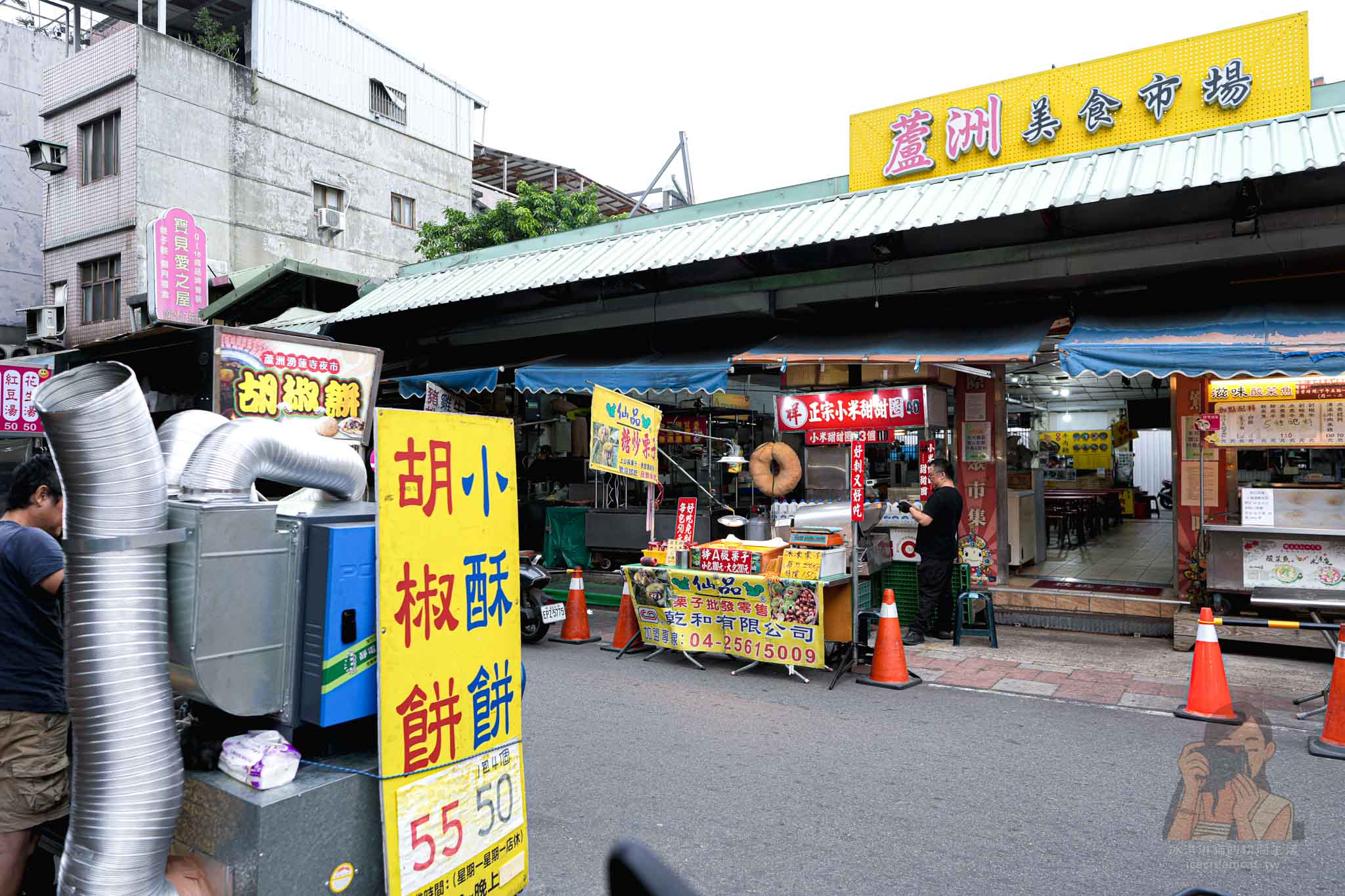 蘆洲湧蓮寺夜市胡椒餅【三民高中站美食】排隊必買炭烤奶香胡椒餅和小酥餅 @冰淇淋貓的軟爛生活