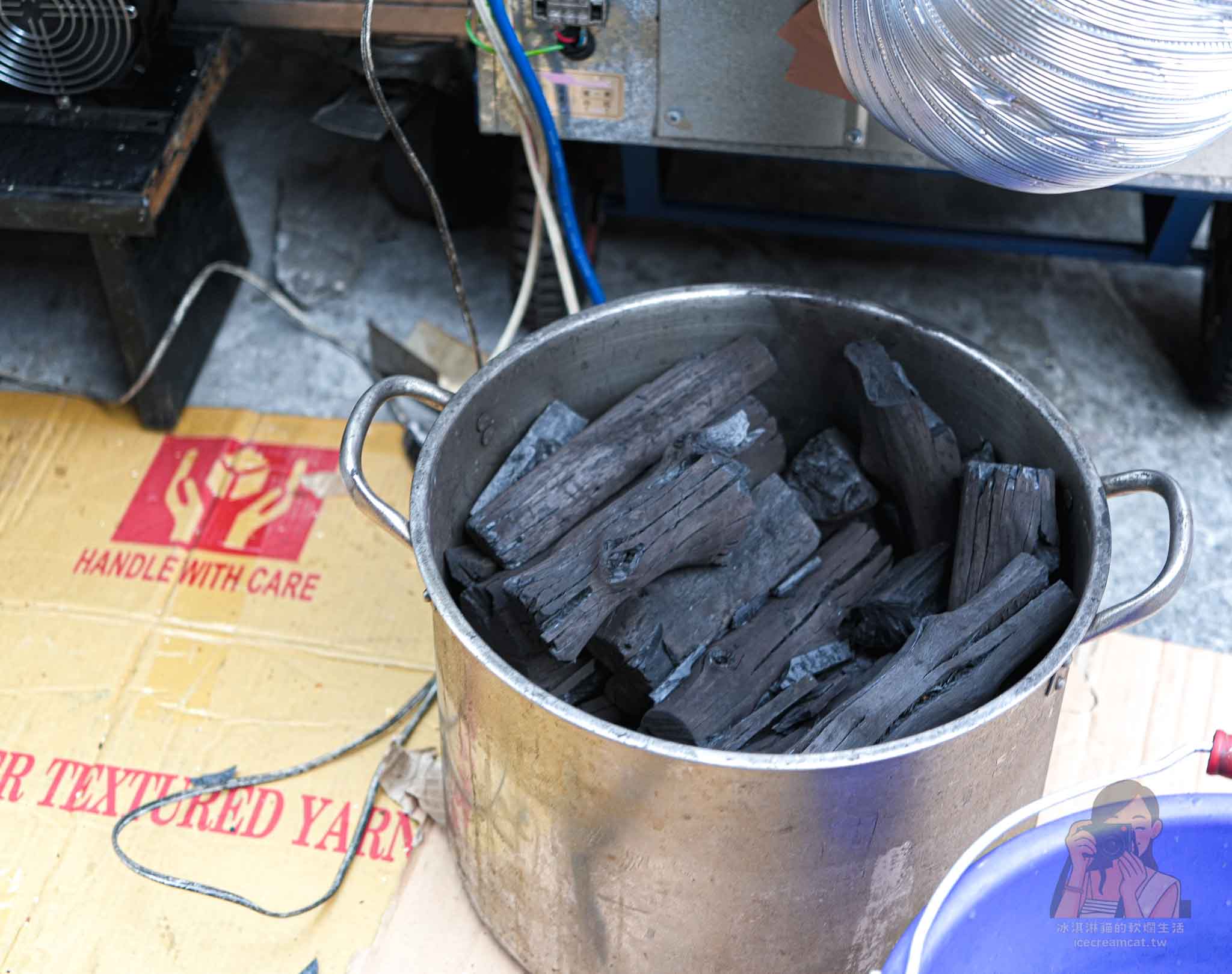 蘆洲湧蓮寺夜市胡椒餅【三民高中站美食】排隊必買炭烤奶香胡椒餅和小酥餅 @冰淇淋貓的軟爛生活