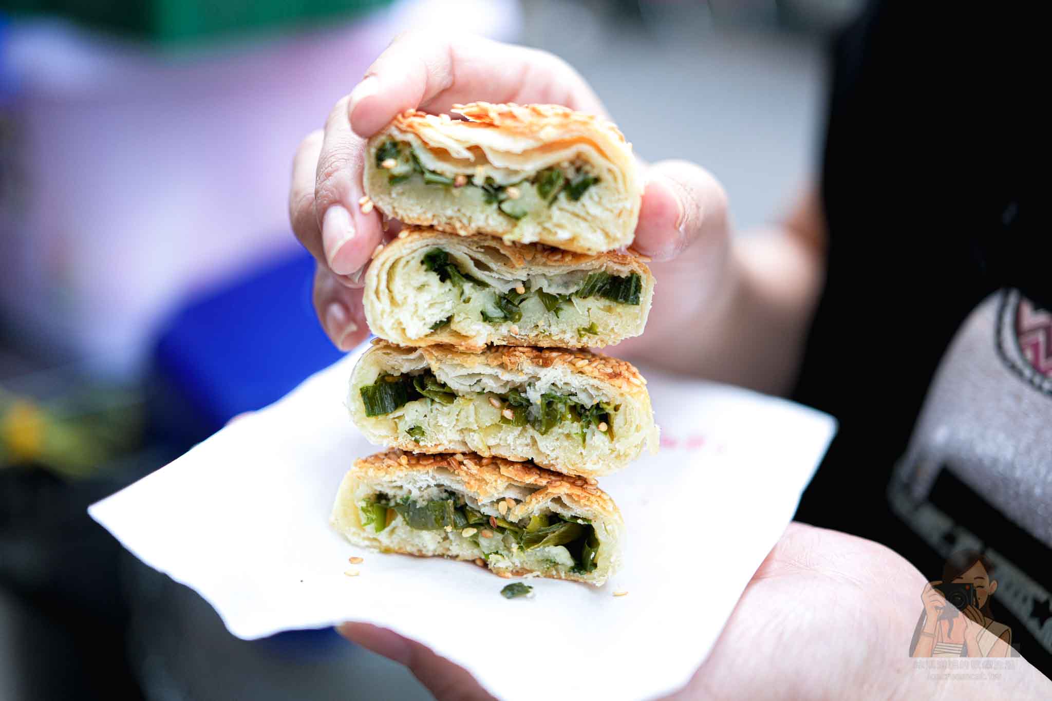 蘆洲湧蓮寺夜市胡椒餅【三民高中站美食】排隊必買炭烤奶香胡椒餅和小酥餅 @冰淇淋貓的軟爛生活