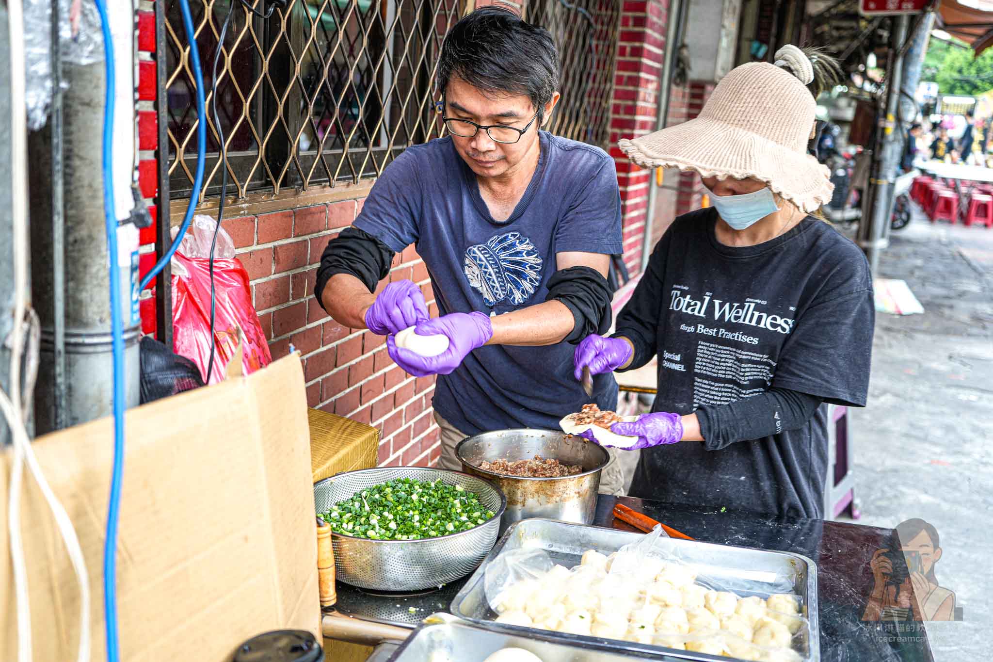 蘆洲湧蓮寺夜市胡椒餅【三民高中站美食】排隊必買炭烤奶香胡椒餅和小酥餅 @冰淇淋貓的軟爛生活
