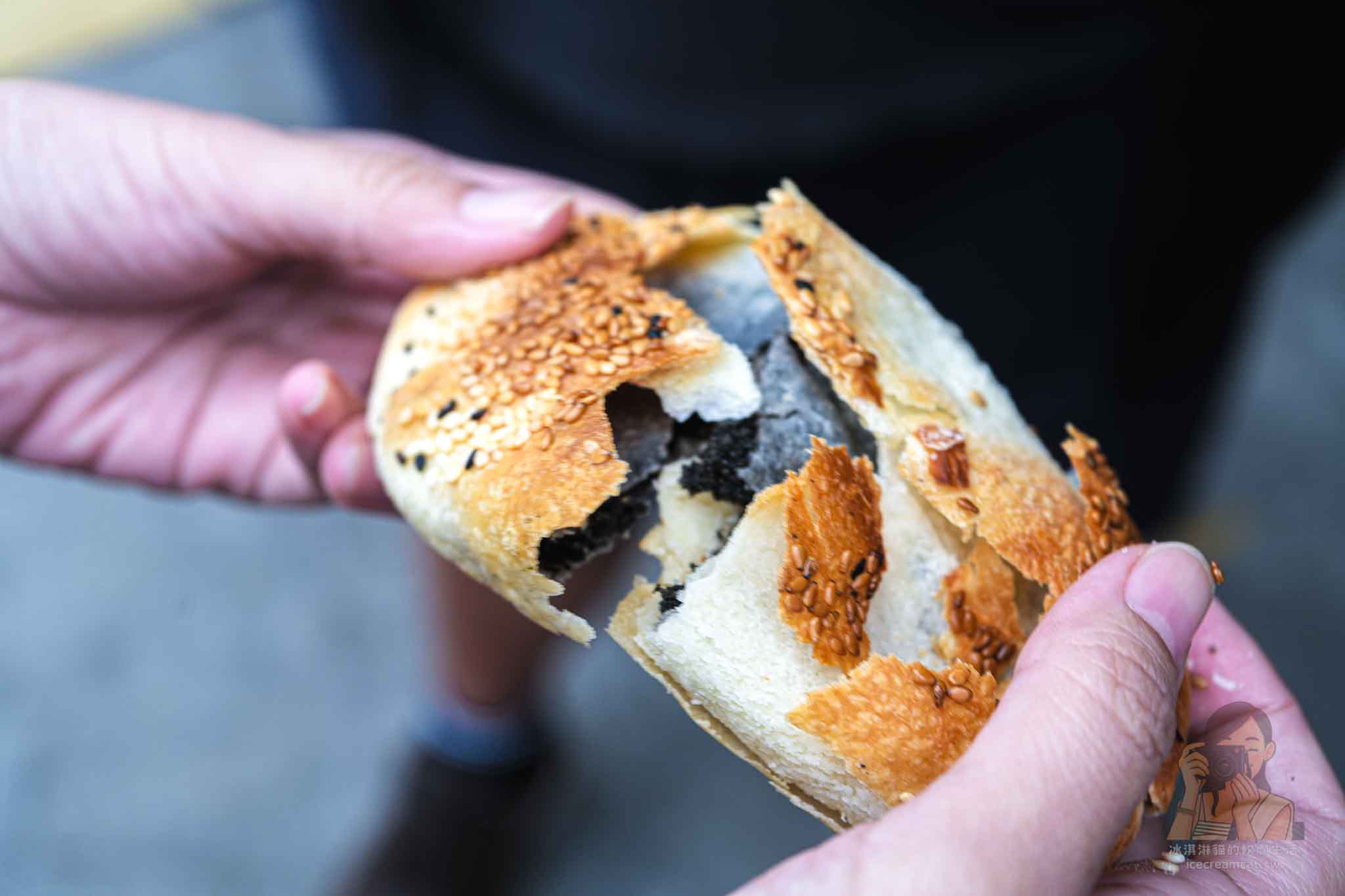 蘆洲湧蓮寺夜市胡椒餅【三民高中站美食】排隊必買炭烤奶香胡椒餅和小酥餅 @冰淇淋貓的軟爛生活