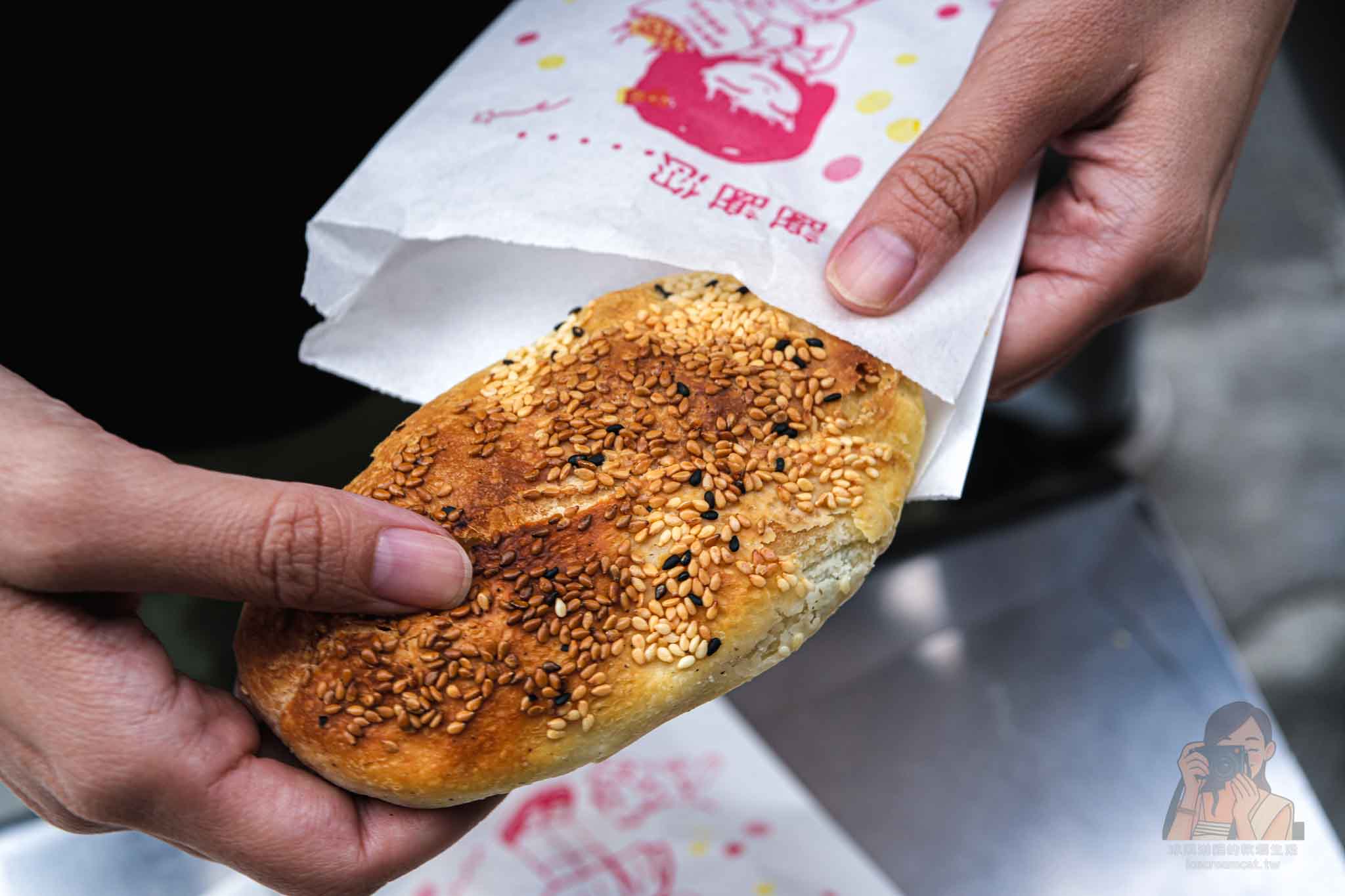 蘆洲湧蓮寺夜市胡椒餅【三民高中站美食】排隊必買炭烤奶香胡椒餅和小酥餅 @冰淇淋貓的軟爛生活