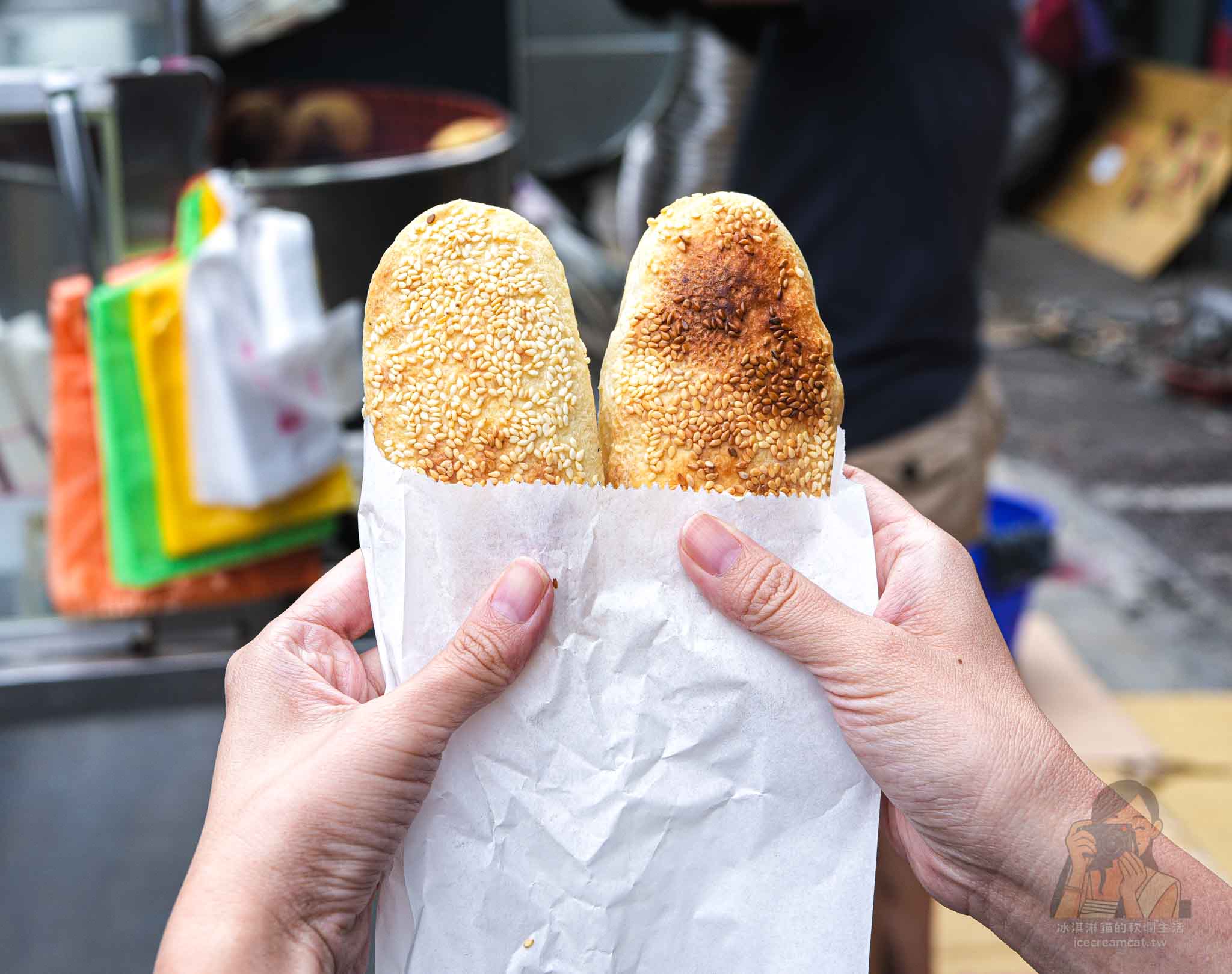 蘆洲湧蓮寺夜市胡椒餅【三民高中站美食】排隊必買炭烤奶香胡椒餅和小酥餅 @冰淇淋貓的軟爛生活