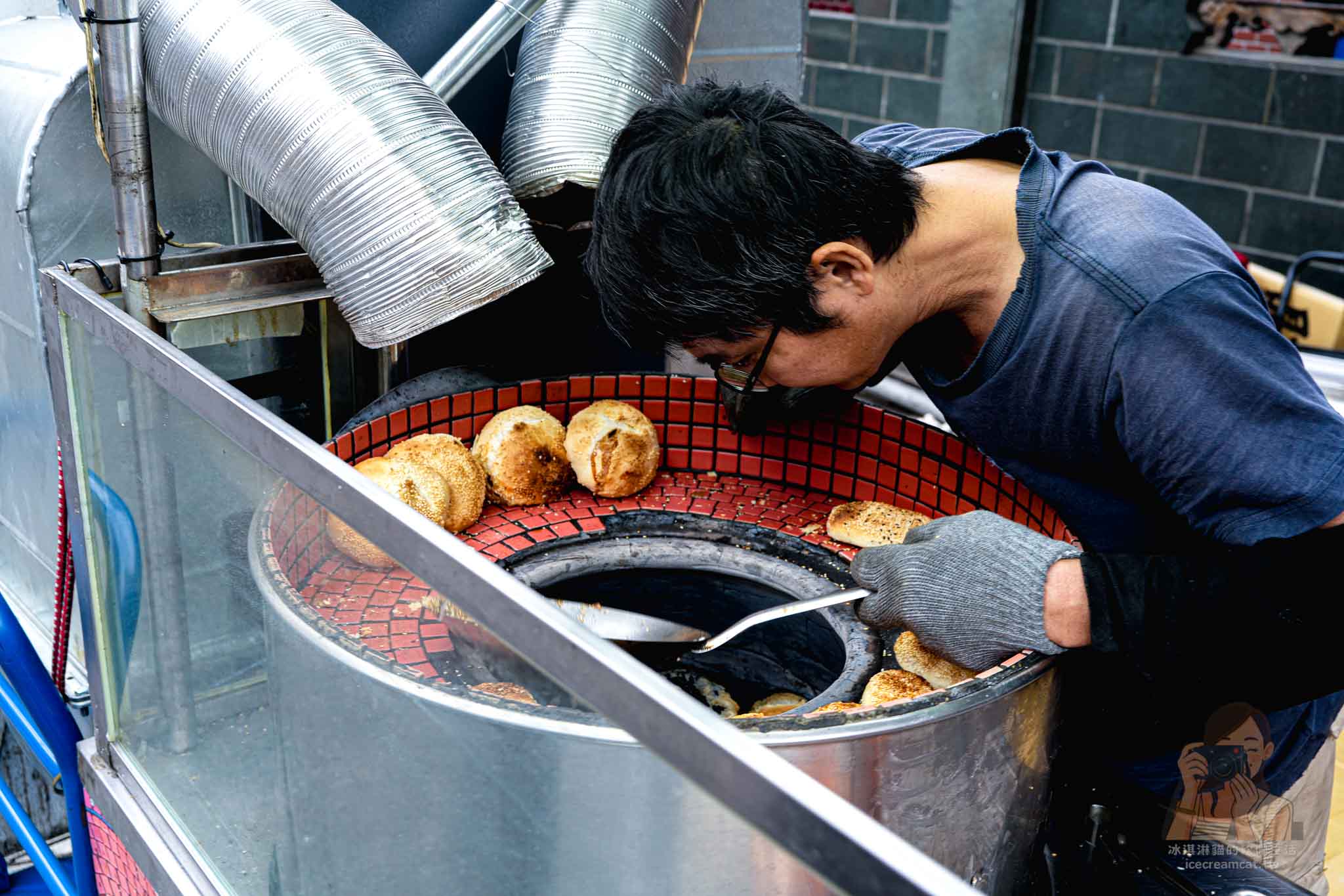 蘆洲湧蓮寺夜市胡椒餅【三民高中站美食】排隊必買炭烤奶香胡椒餅和小酥餅 @冰淇淋貓的軟爛生活