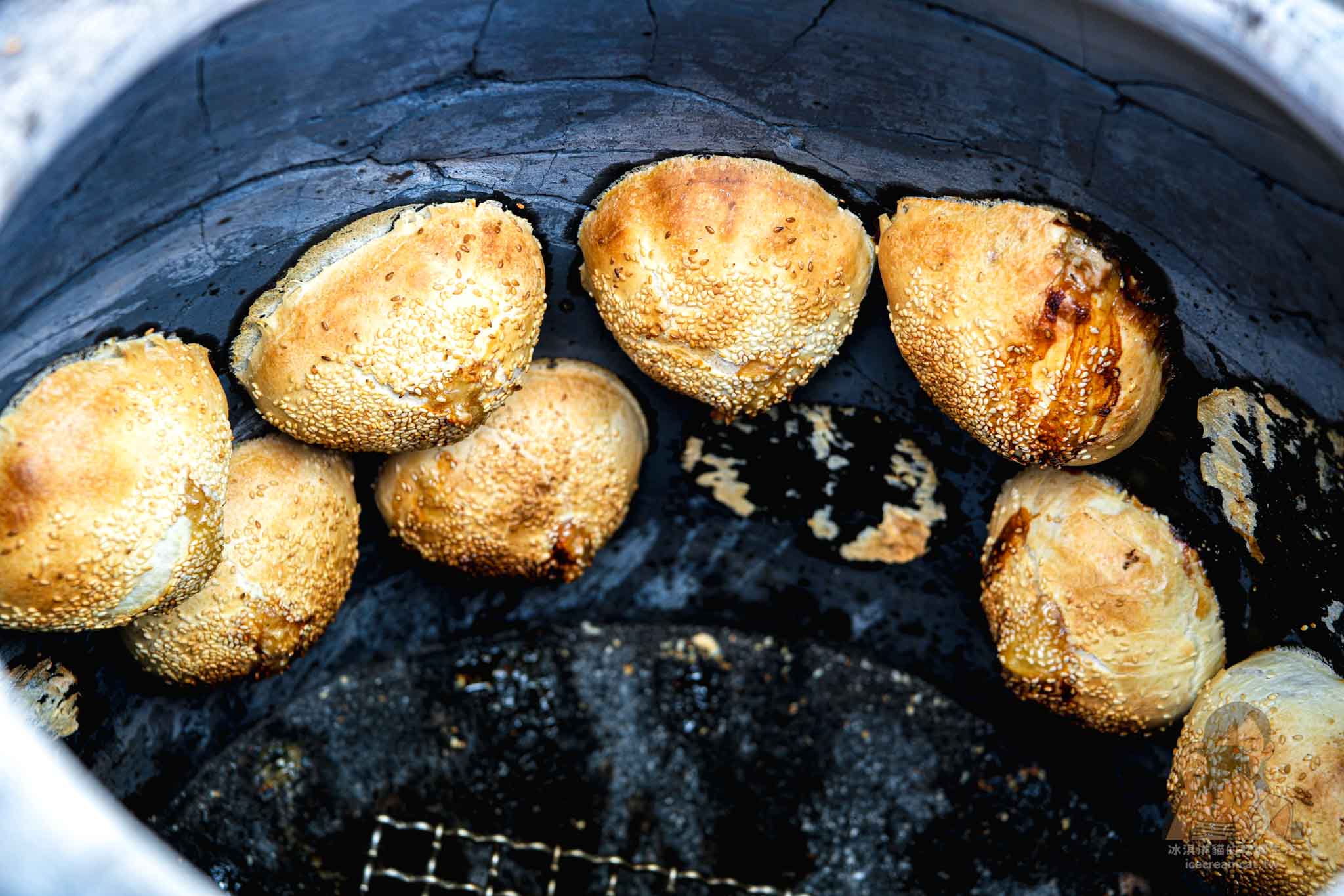 蘆洲湧蓮寺夜市胡椒餅【三民高中站美食】排隊必買炭烤奶香胡椒餅和小酥餅 @冰淇淋貓的軟爛生活