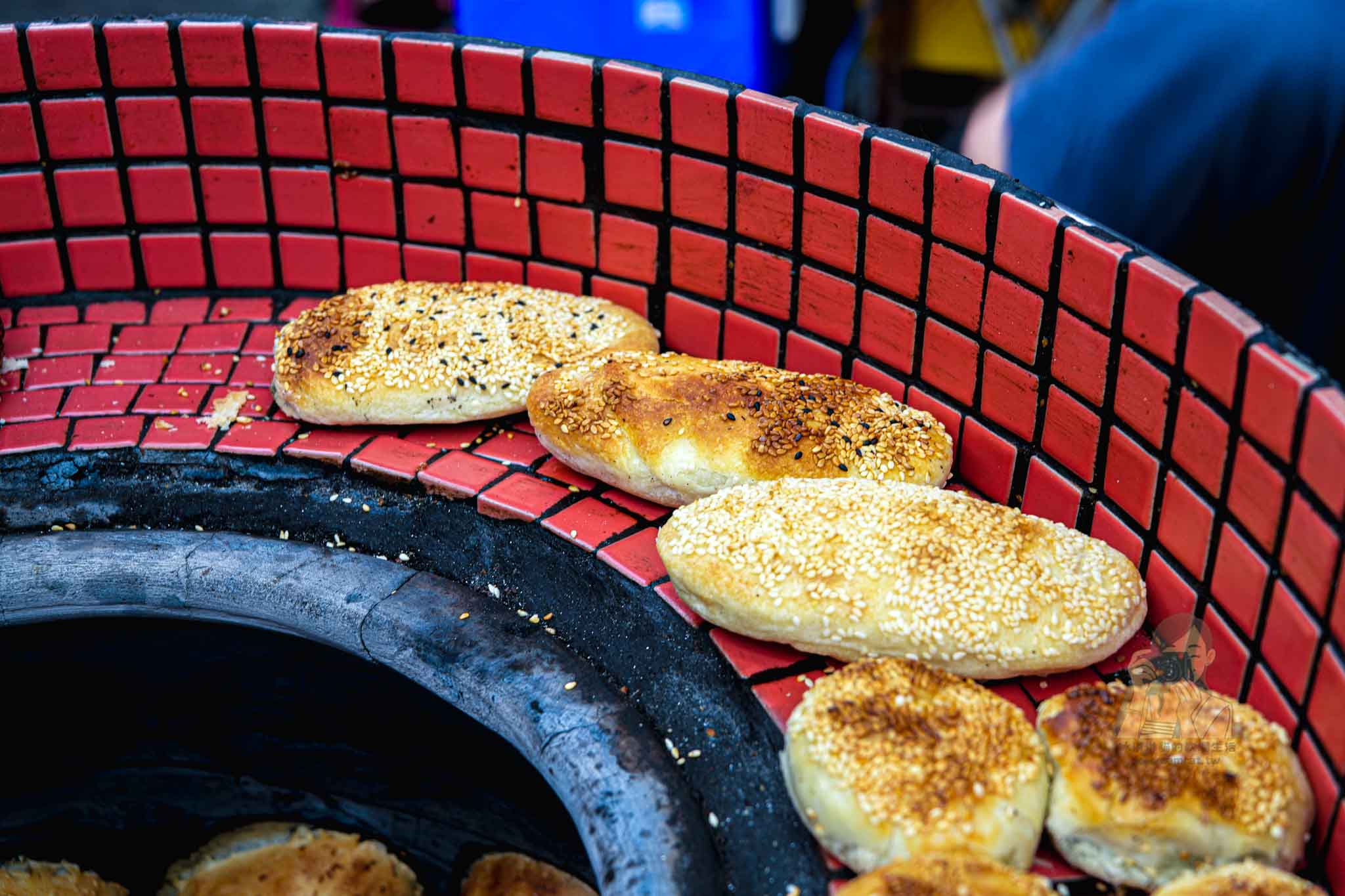 蘆洲湧蓮寺夜市胡椒餅【三民高中站美食】排隊必買炭烤奶香胡椒餅和小酥餅 @冰淇淋貓的軟爛生活