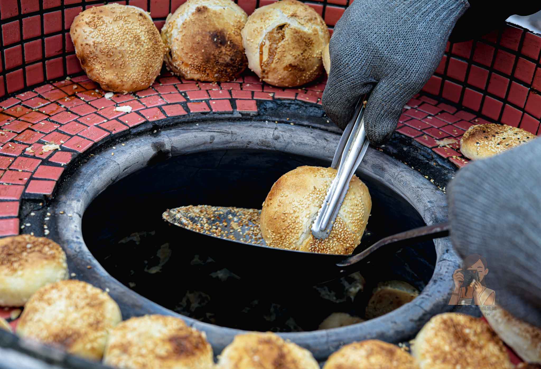 蘆洲湧蓮寺夜市胡椒餅【三民高中站美食】排隊必買炭烤奶香胡椒餅和小酥餅 @冰淇淋貓的軟爛生活