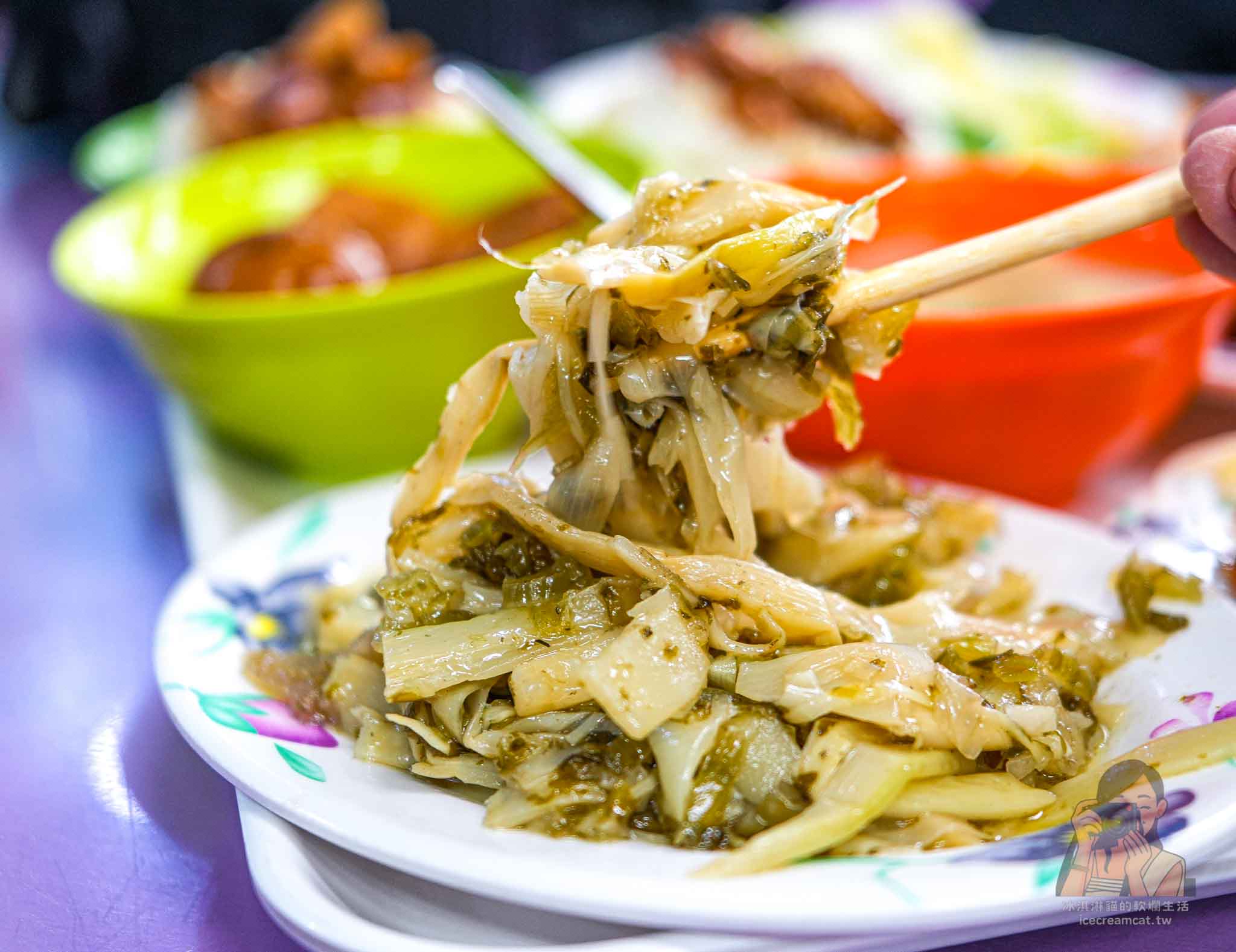 三重【五燈獎】豬腳飯在地經營40年老店，黃仁勳、白種元都愛的豬腳滷肉飯 @冰淇淋貓的軟爛生活