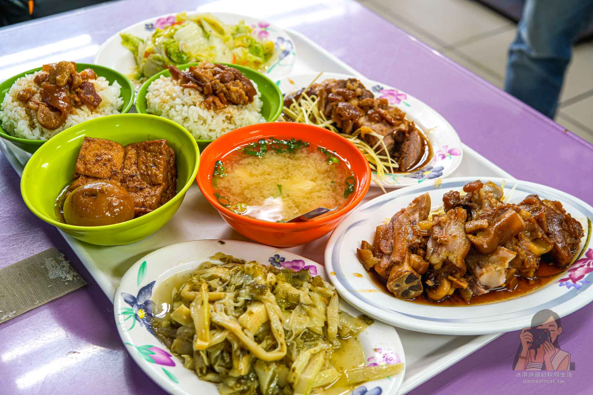 三重【五燈獎】豬腳飯在地經營40年老店，黃仁勳、白種元都愛的豬腳滷肉飯 @冰淇淋貓的軟爛生活