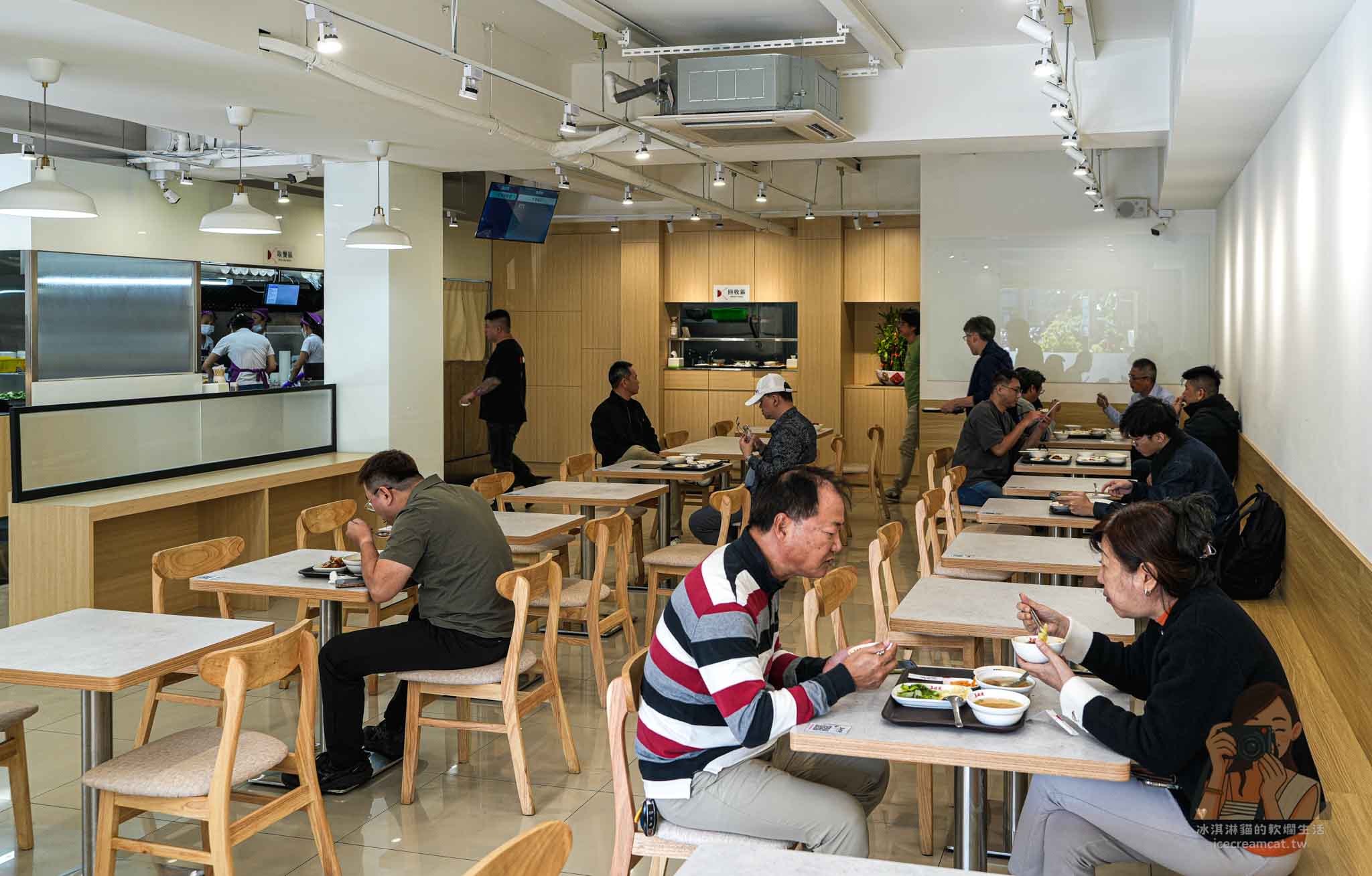 三重【五燈獎】豬腳飯在地經營40年老店，黃仁勳、白種元都愛的豬腳滷肉飯 @冰淇淋貓的軟爛生活