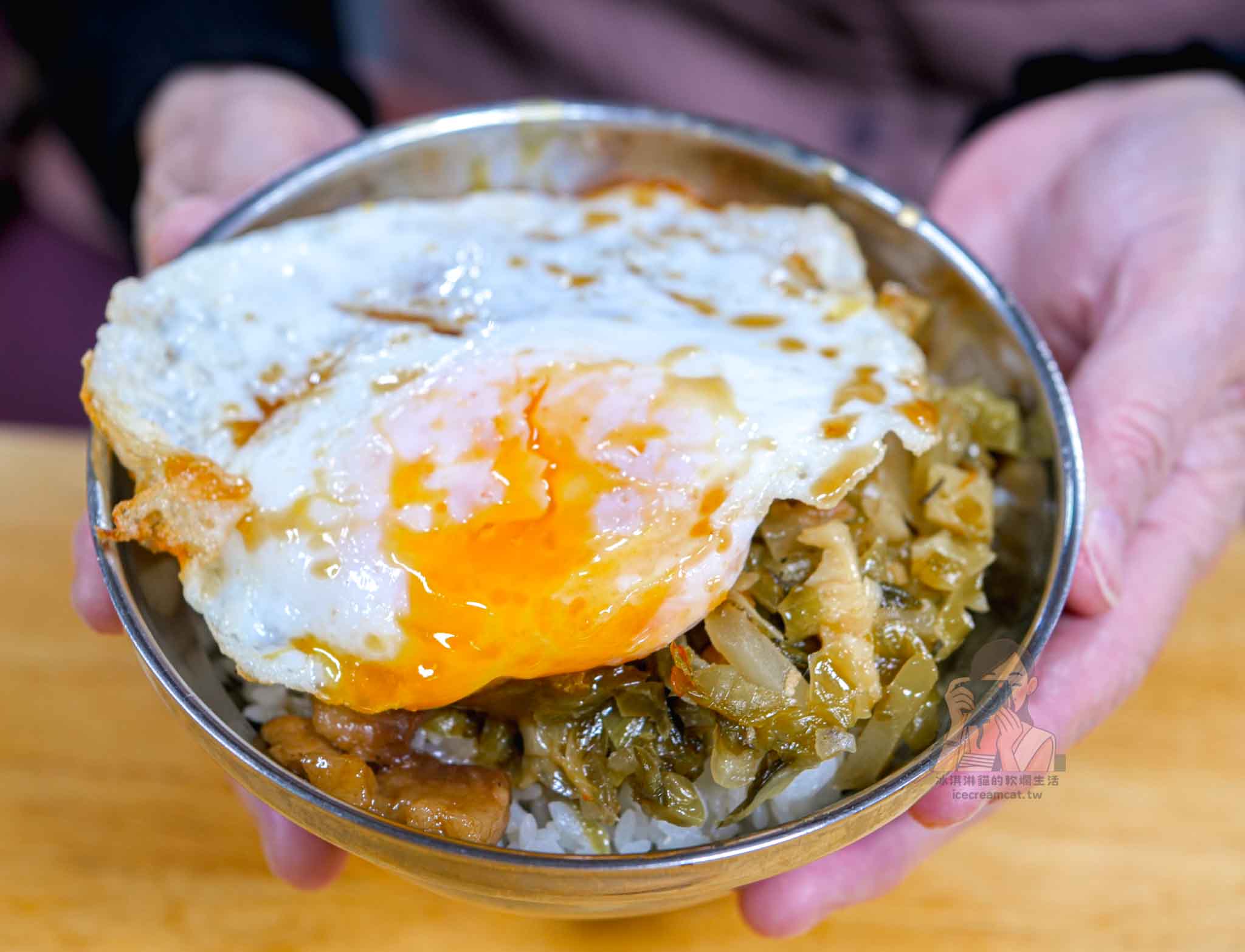 【北投美食】黃家酸菜滷肉飯北投中繼市場必吃小吃酸菜滷肉飯及紅燒肉 @冰淇淋貓的軟爛生活