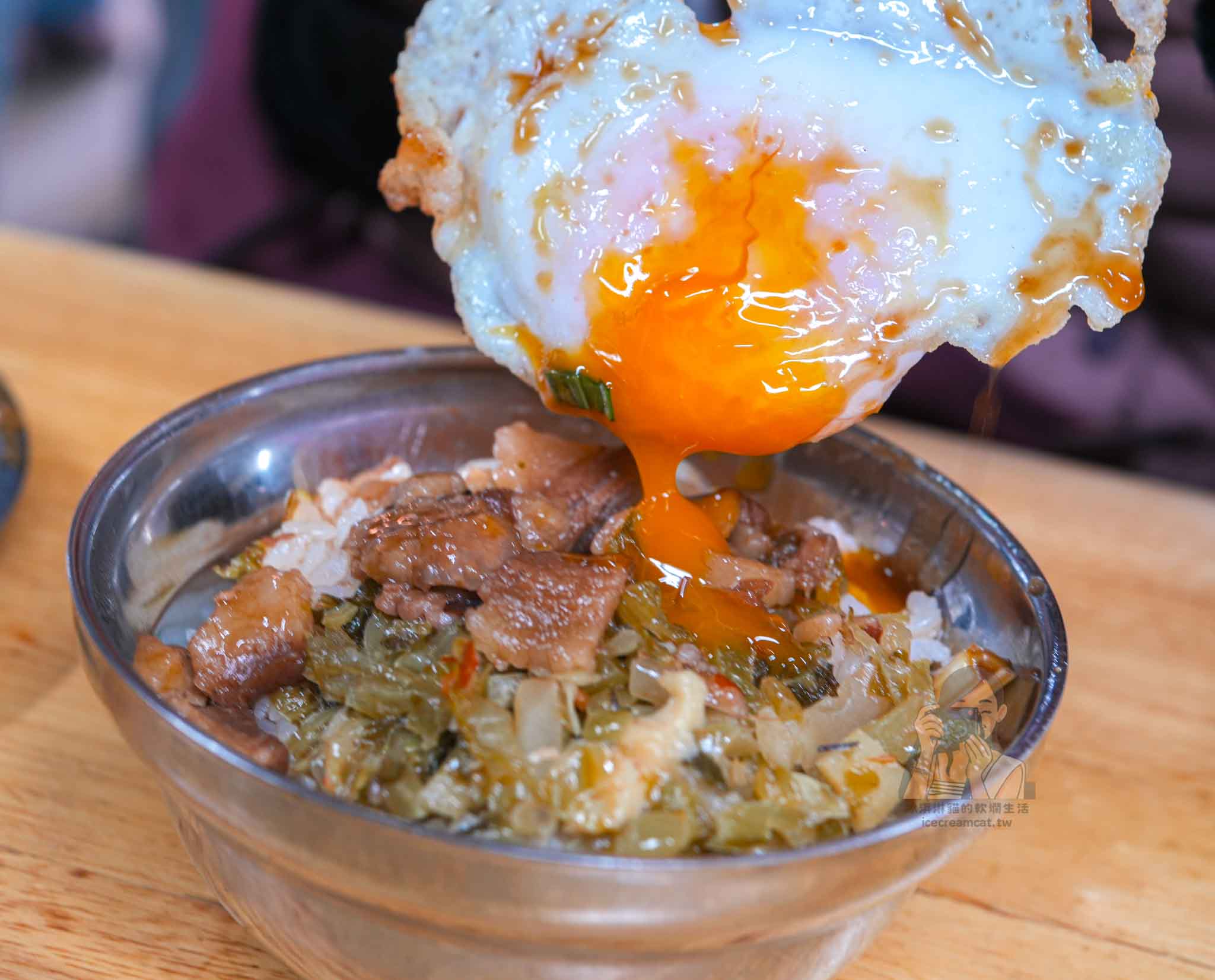 【北投美食】黃家酸菜滷肉飯北投中繼市場必吃小吃酸菜滷肉飯及紅燒肉 @冰淇淋貓的軟爛生活