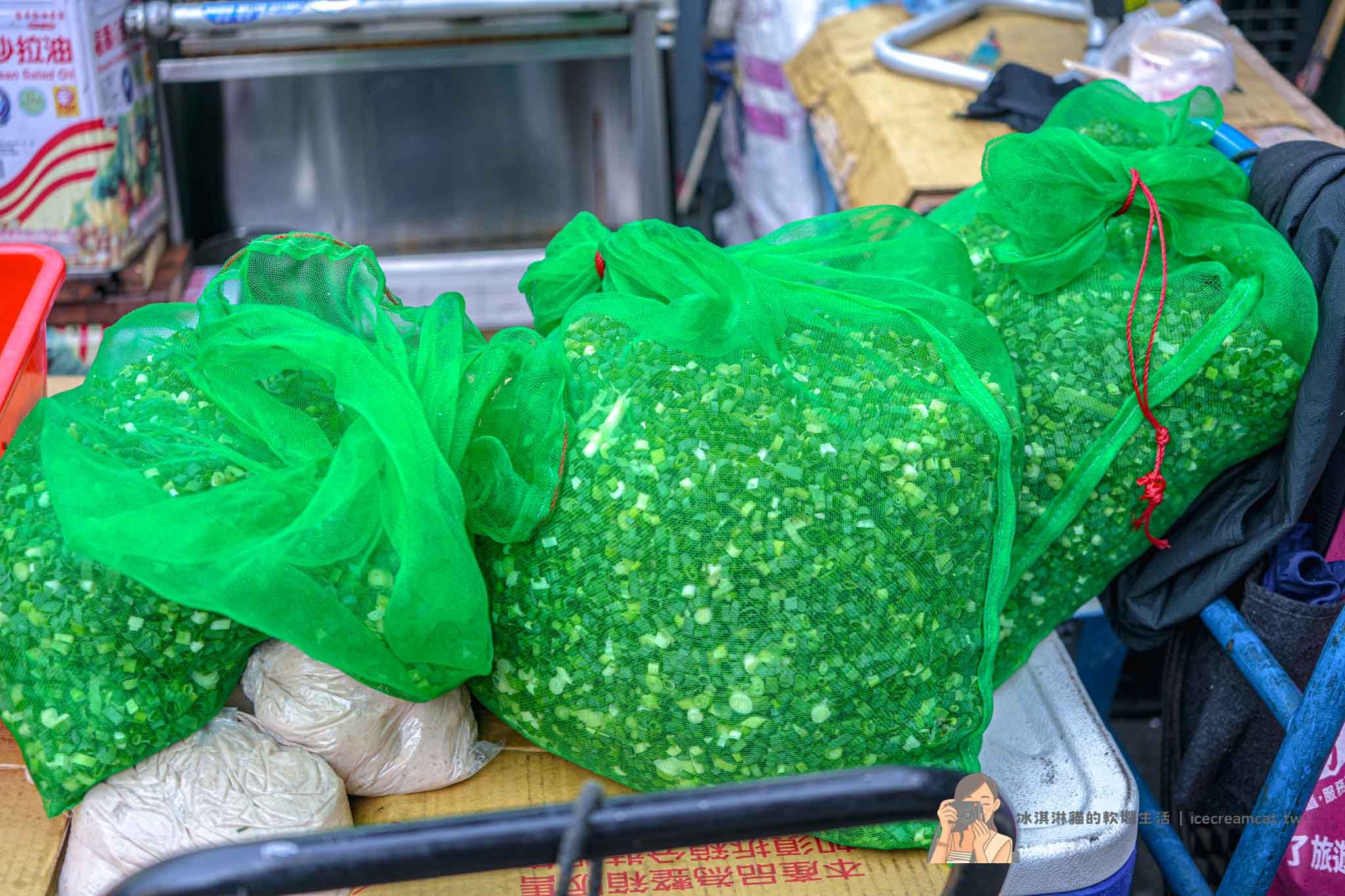 蘆洲廟口夜市必吃【王家手作蔥餅】湧蓮寺旁蔥餅，獨家口味連食尚玩家也推薦 @冰淇淋貓的軟爛生活