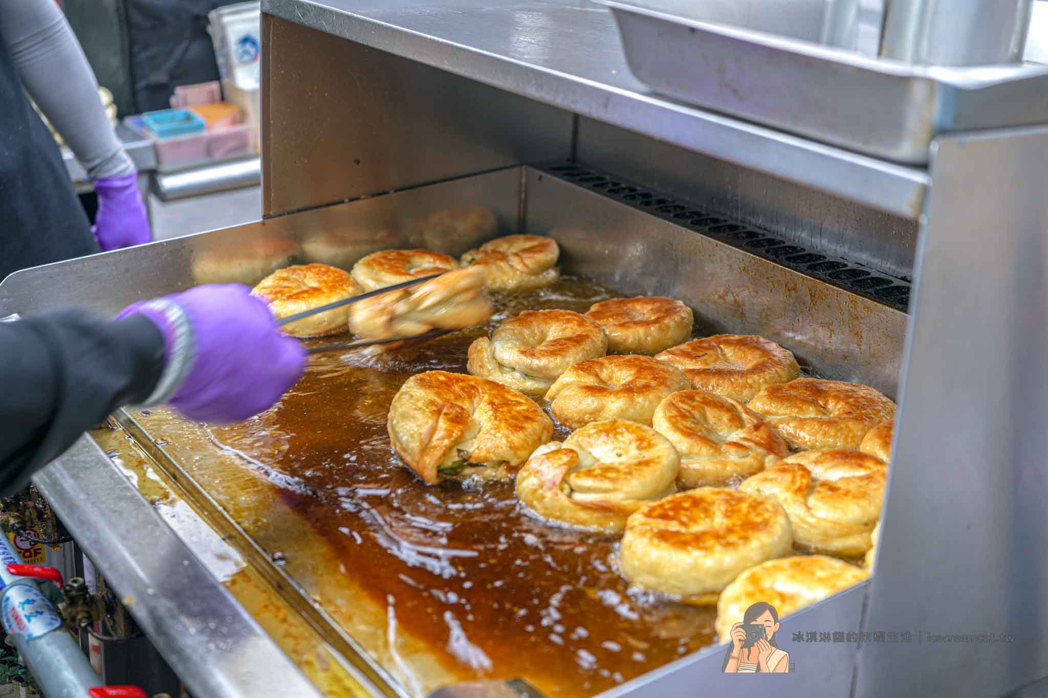 蘆洲廟口夜市必吃【王家手作蔥餅】湧蓮寺旁蔥餅，獨家口味連食尚玩家也推薦 @冰淇淋貓的軟爛生活
