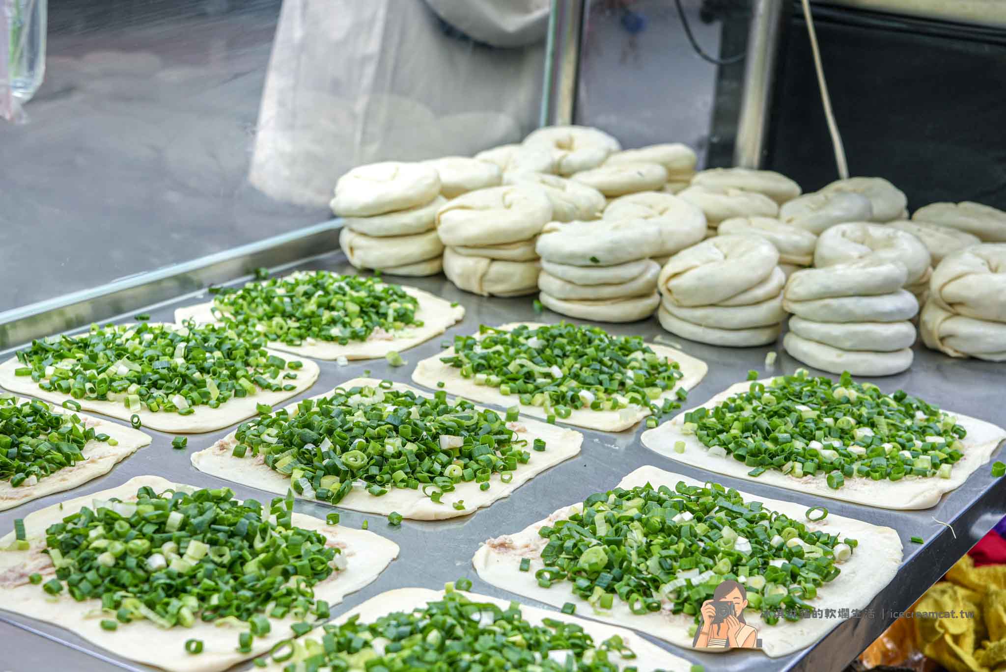 蘆洲廟口夜市必吃【王家手作蔥餅】湧蓮寺旁蔥餅，獨家口味連食尚玩家也推薦 @冰淇淋貓的軟爛生活