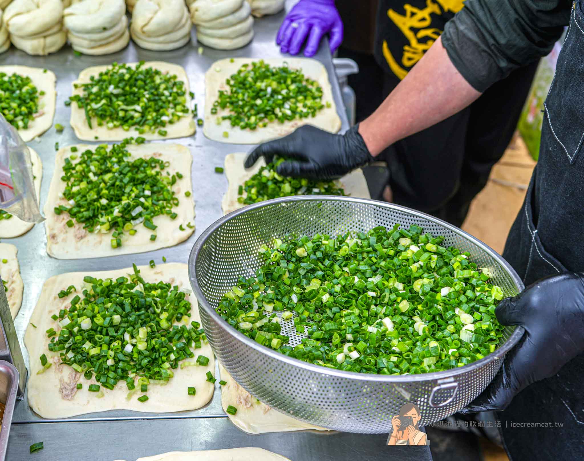 蘆洲廟口夜市必吃【王家手作蔥餅】湧蓮寺旁蔥餅，獨家口味連食尚玩家也推薦 @冰淇淋貓的軟爛生活