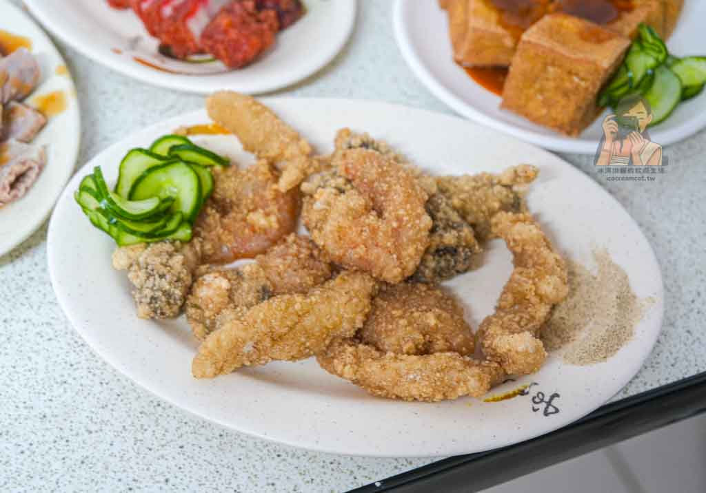 【石牌鹹粥】北投金龍市場早午餐 鹹粥＋炸物在地人愛店，北投運動中心美食 @冰淇淋貓的軟爛生活