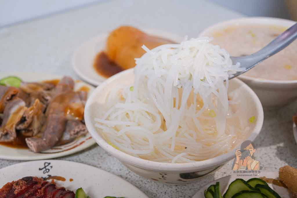 【石牌鹹粥】北投金龍市場早午餐 鹹粥＋炸物在地人愛店，北投運動中心美食 @冰淇淋貓的軟爛生活