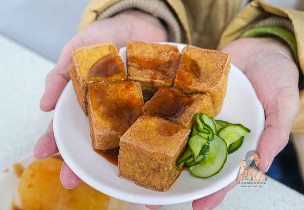 【石牌鹹粥】北投金龍市場早午餐 鹹粥＋炸物在地人愛店，北投運動中心美食 @冰淇淋貓的軟爛生活