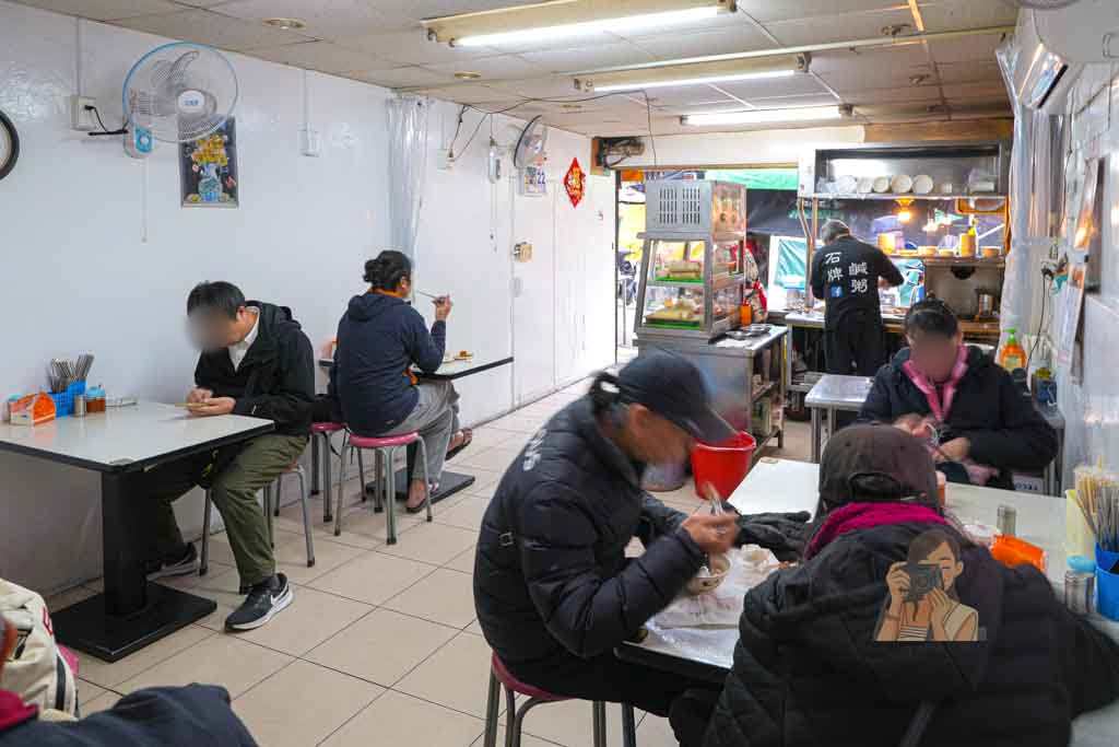 【石牌鹹粥】北投金龍市場早午餐 鹹粥＋炸物在地人愛店，北投運動中心美食 @冰淇淋貓的軟爛生活