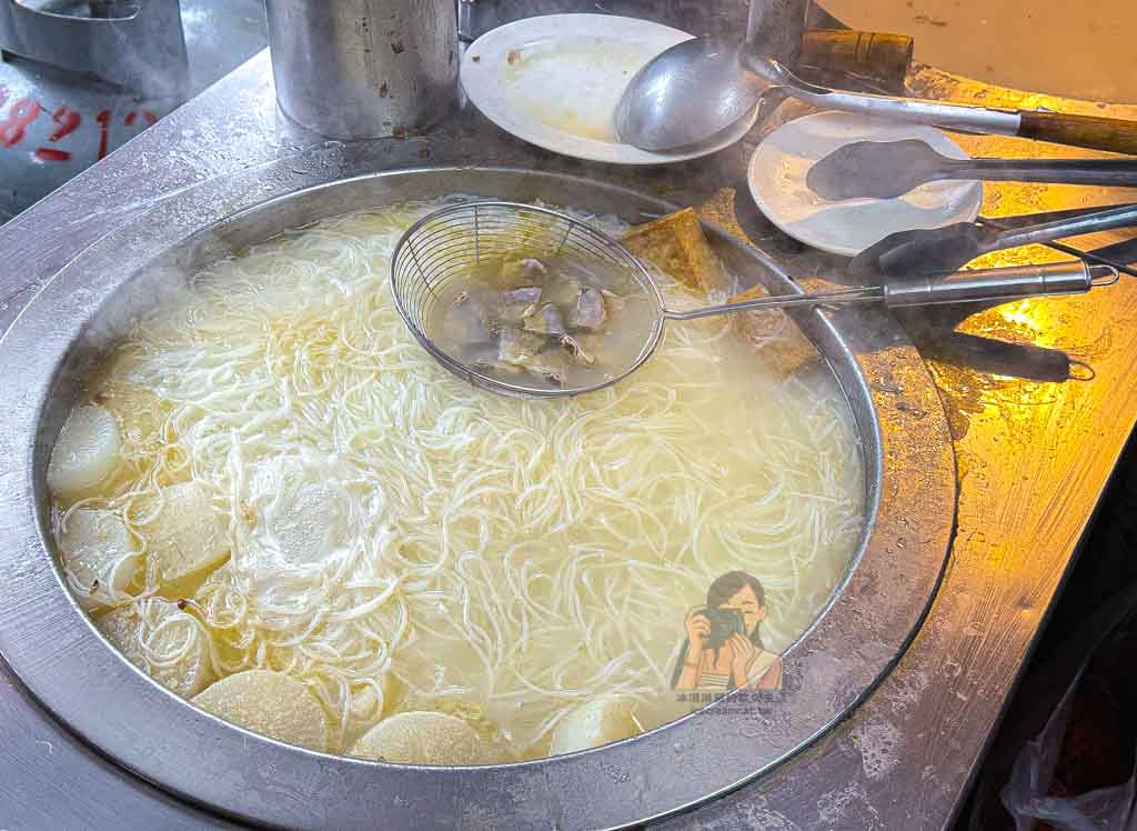 【石牌鹹粥】北投金龍市場早午餐 鹹粥＋炸物在地人愛店，北投運動中心美食 @冰淇淋貓的軟爛生活