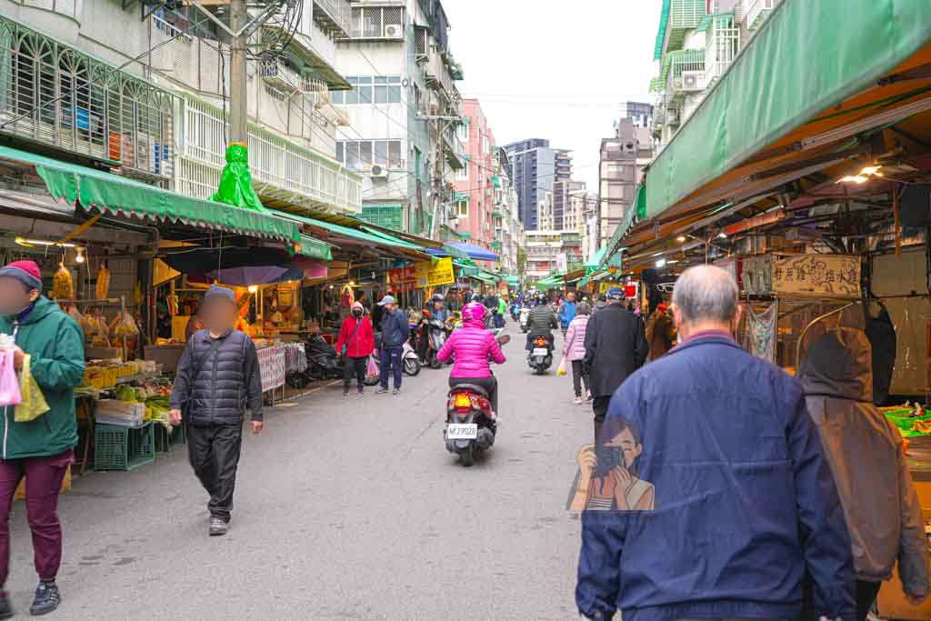 【石牌鹹粥】北投金龍市場早午餐 鹹粥＋炸物在地人愛店，北投運動中心美食 @冰淇淋貓的軟爛生活