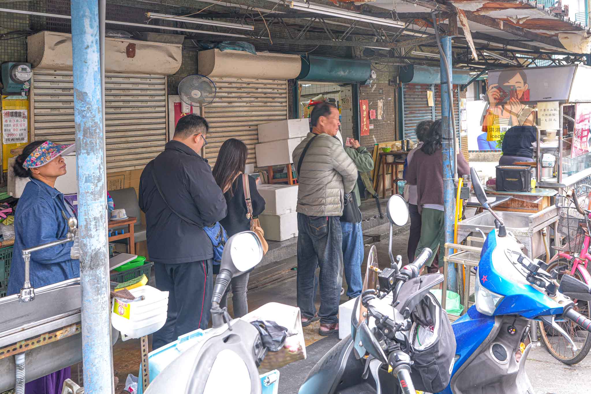 阿鎂麵線【北投石牌美食】排隊麵線攤，招牌麵線＋豬血糕必點｜唭哩岸站美食 @冰淇淋貓的軟爛生活