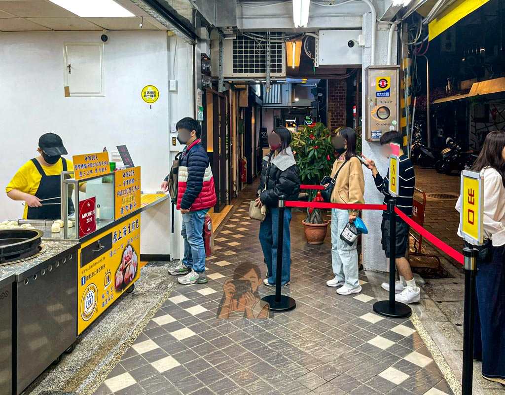 【士林夜市美食 】鍾家原上海生煎包米其林必比登推薦，台北老店生煎包 @冰淇淋貓的軟爛生活
