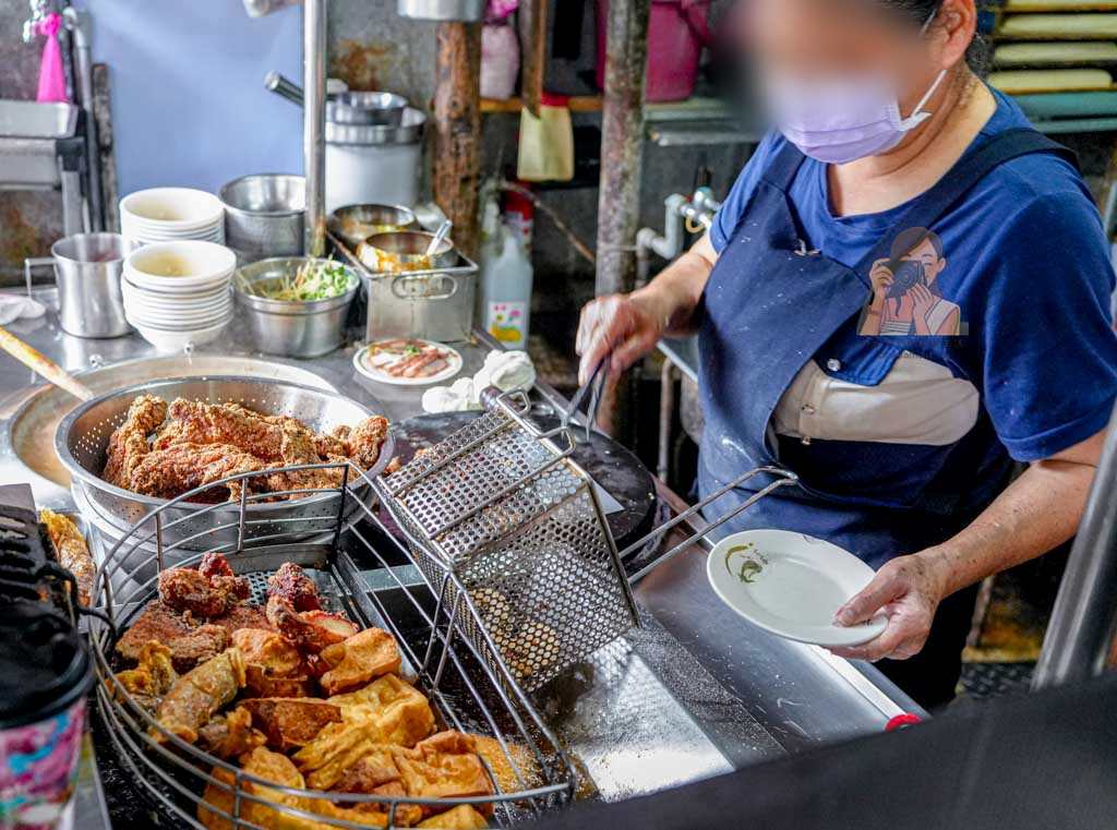 無名鹹粥延平北路酒泉街口｜大同區60年鹹粥紅燒肉早餐，圓山美食推薦 @冰淇淋貓的軟爛生活