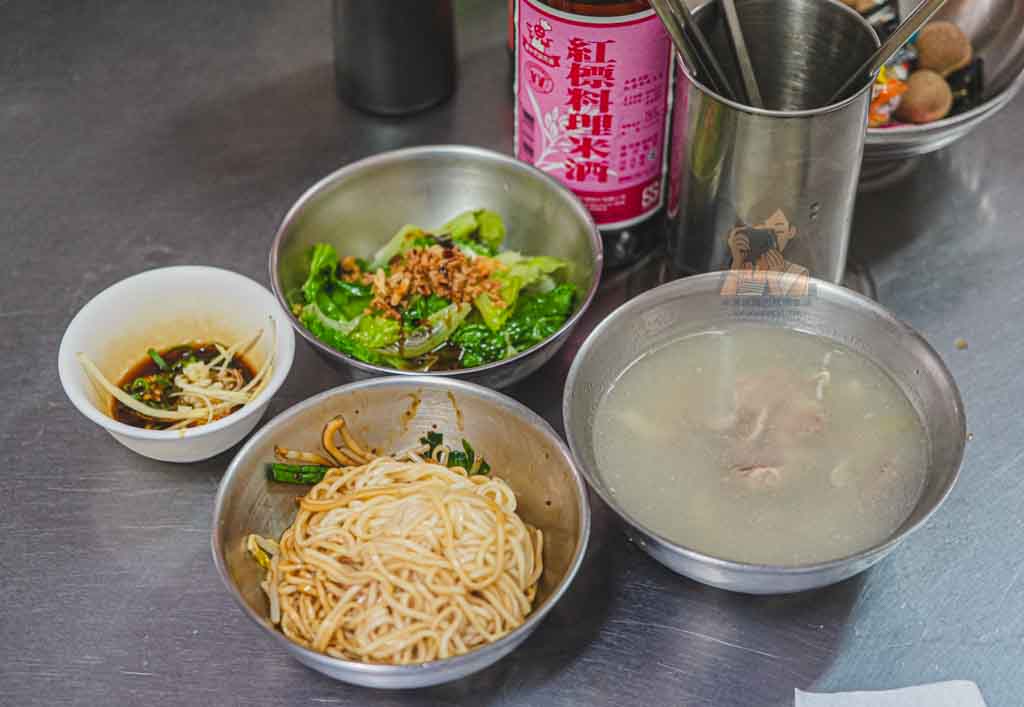 重慶北路福州麵店|大同區無名麵店推薦,滿桌蔥蒜辣隨你加的福州乾麵 @冰淇淋貓的軟爛生活 重慶北路福州麵店|大同區無名麵店推薦,滿桌蔥蒜辣隨你加的福州乾麵 @冰淇淋貓的軟爛生活