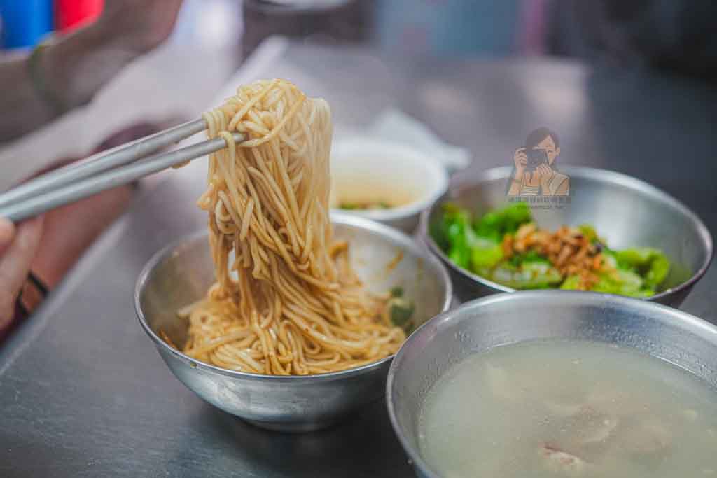 重慶北路福州麵店｜大同區無名麵店推薦，滿桌蔥蒜辣隨你加的福州乾麵 @冰淇淋貓的軟爛生活