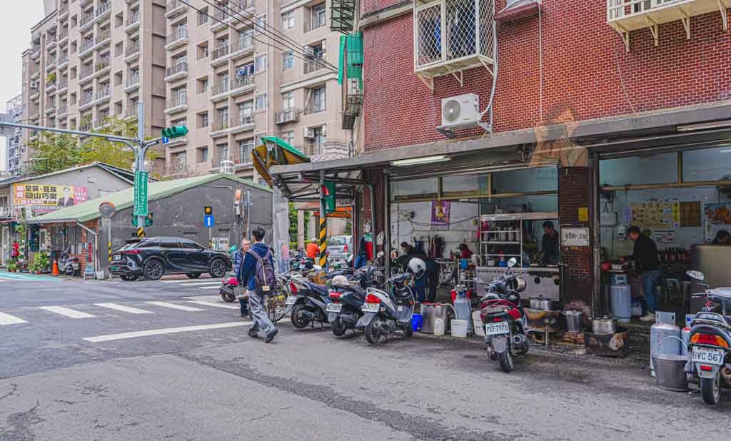 重慶北路福州麵店|大同區無名麵店推薦,滿桌蔥蒜辣隨你加的福州乾麵 @冰淇淋貓的軟爛生活 重慶北路福州麵店|大同區無名麵店推薦,滿桌蔥蒜辣隨你加的福州乾麵 @冰淇淋貓的軟爛生活