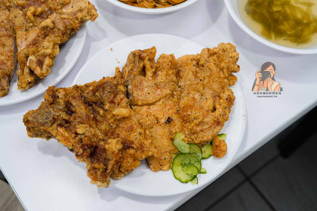 金園排骨萬年店｜西門町美食必吃美食，萬年地下街現炸排骨、菜單價格 @冰淇淋貓的軟爛生活