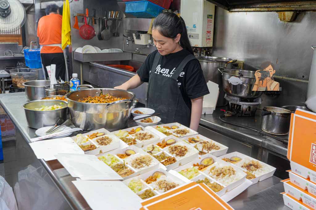 金園排骨萬年店｜西門町美食必吃美食，萬年地下街現炸排骨、菜單價格 @冰淇淋貓的軟爛生活