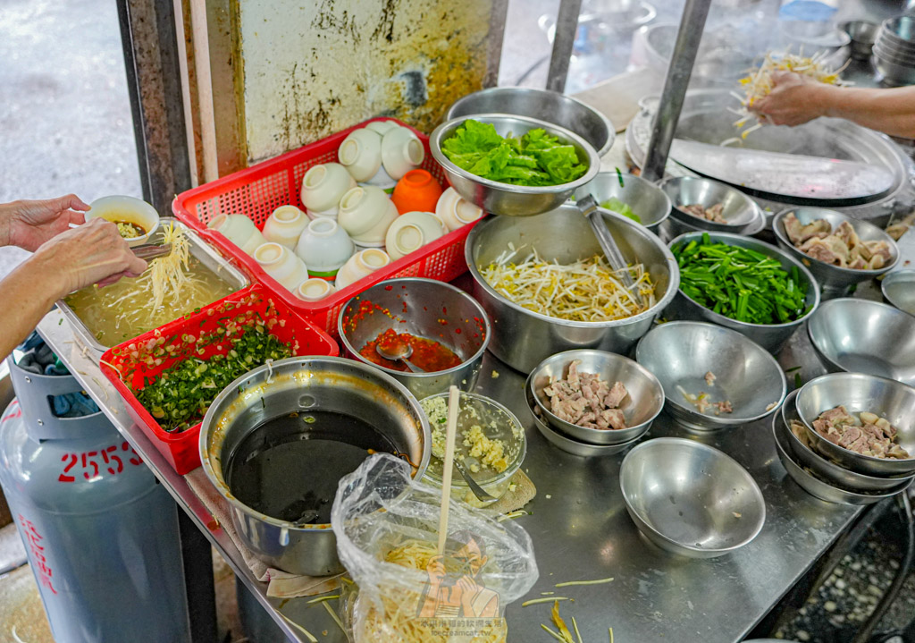 重慶北路福州麵店｜大同區無名麵店推薦，滿桌蔥蒜辣隨你加的福州乾麵 @冰淇淋貓的軟爛生活