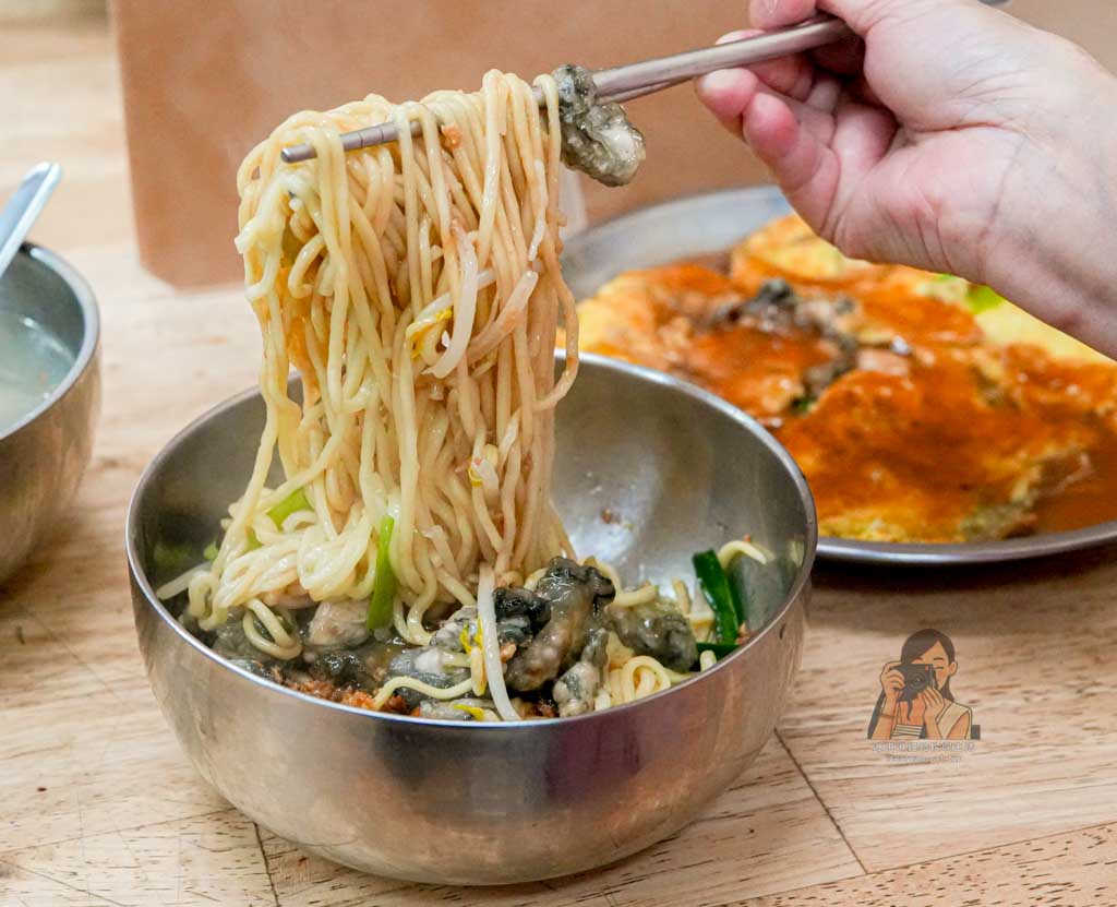 萬華美食｜布袋鮮之蚵不一樣的蚵仔麵線，龍山寺站排隊蚵仔煎、鮮蚵乾麵推薦 @冰淇淋貓的軟爛生活