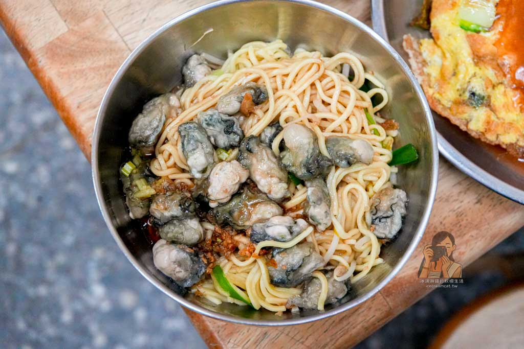 萬華美食｜布袋鮮之蚵不一樣的蚵仔麵線，龍山寺站排隊蚵仔煎、鮮蚵乾麵推薦 @冰淇淋貓的軟爛生活