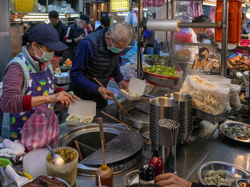 【鴻記水餃牛肉麵】晴光市場水餃推薦,雙城街夜市宵夜美食,日韓觀光客也愛 @冰淇淋貓的軟爛生活 【鴻記水餃牛肉麵】晴光市場水餃推薦,雙城街夜市宵夜美食,日韓觀光客也愛 @冰淇淋貓的軟爛生活