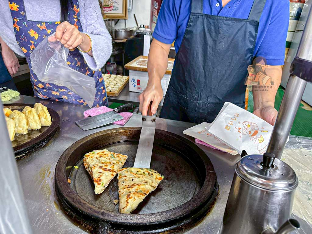 士林劍潭美食｜劍潭蔥油餅 排隊小吃，菜單推薦水煎包與蘿蔔絲餅 @冰淇淋貓的軟爛生活