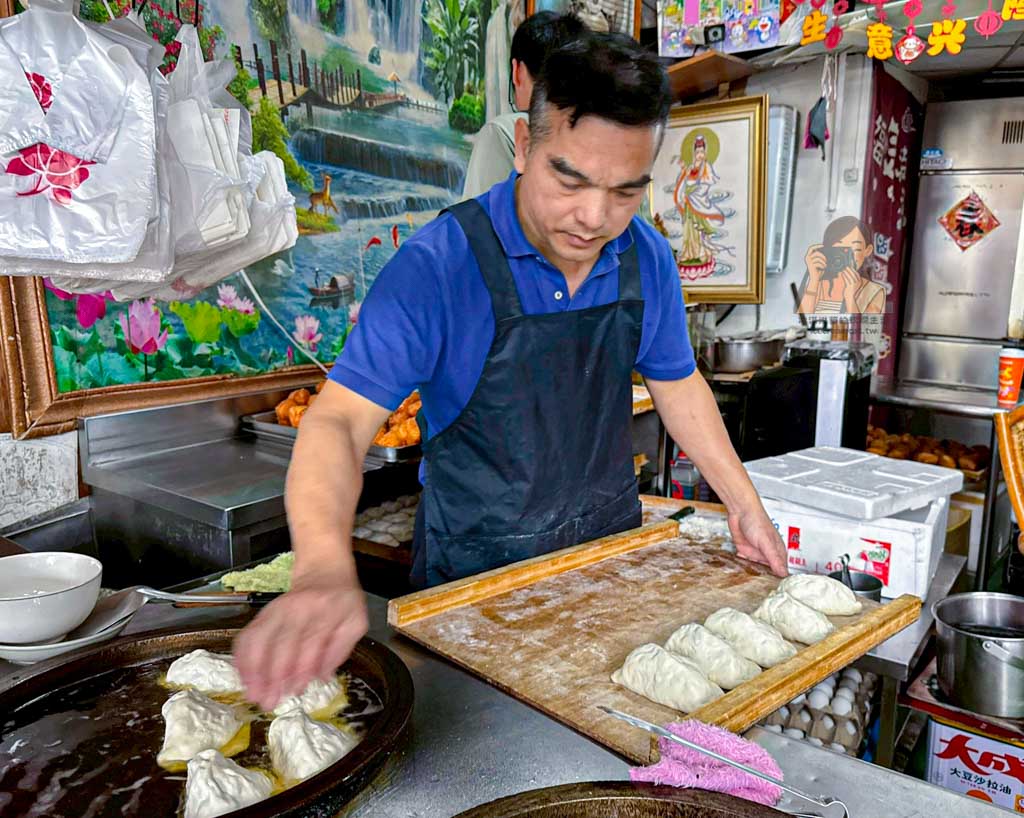 士林劍潭美食｜劍潭蔥油餅 排隊小吃，菜單推薦水煎包與蘿蔔絲餅 @冰淇淋貓的軟爛生活