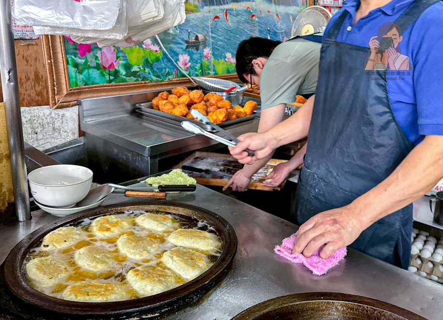 士林劍潭美食｜劍潭蔥油餅 排隊小吃，菜單推薦水煎包與蘿蔔絲餅 @冰淇淋貓的軟爛生活