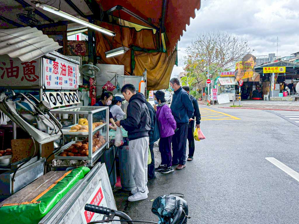 士林劍潭美食｜劍潭蔥油餅 排隊小吃，菜單推薦水煎包與蘿蔔絲餅 @冰淇淋貓的軟爛生活
