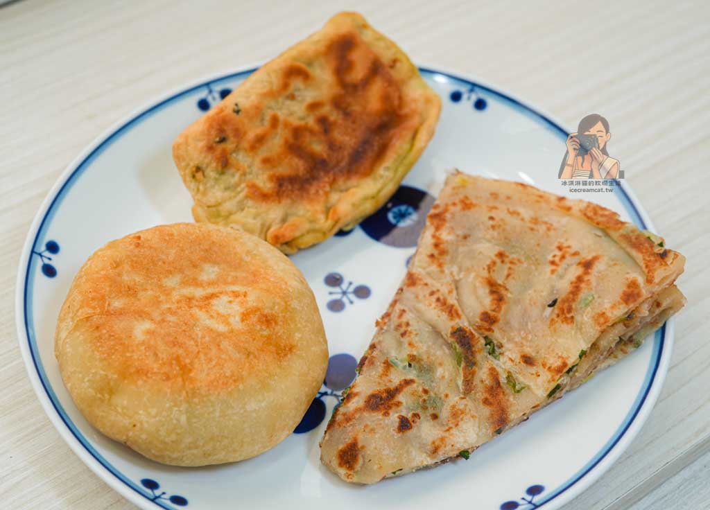 士林劍潭美食｜劍潭蔥油餅 排隊小吃，菜單推薦水煎包與蘿蔔絲餅 @冰淇淋貓的軟爛生活