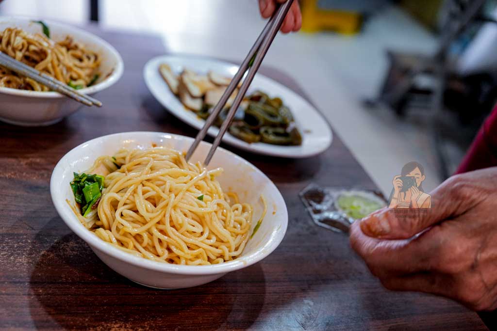 老程麵店｜延三夜市老麵店 台北大同區美食推薦，菜單必點古早味豬油乾麵 @冰淇淋貓的軟爛生活