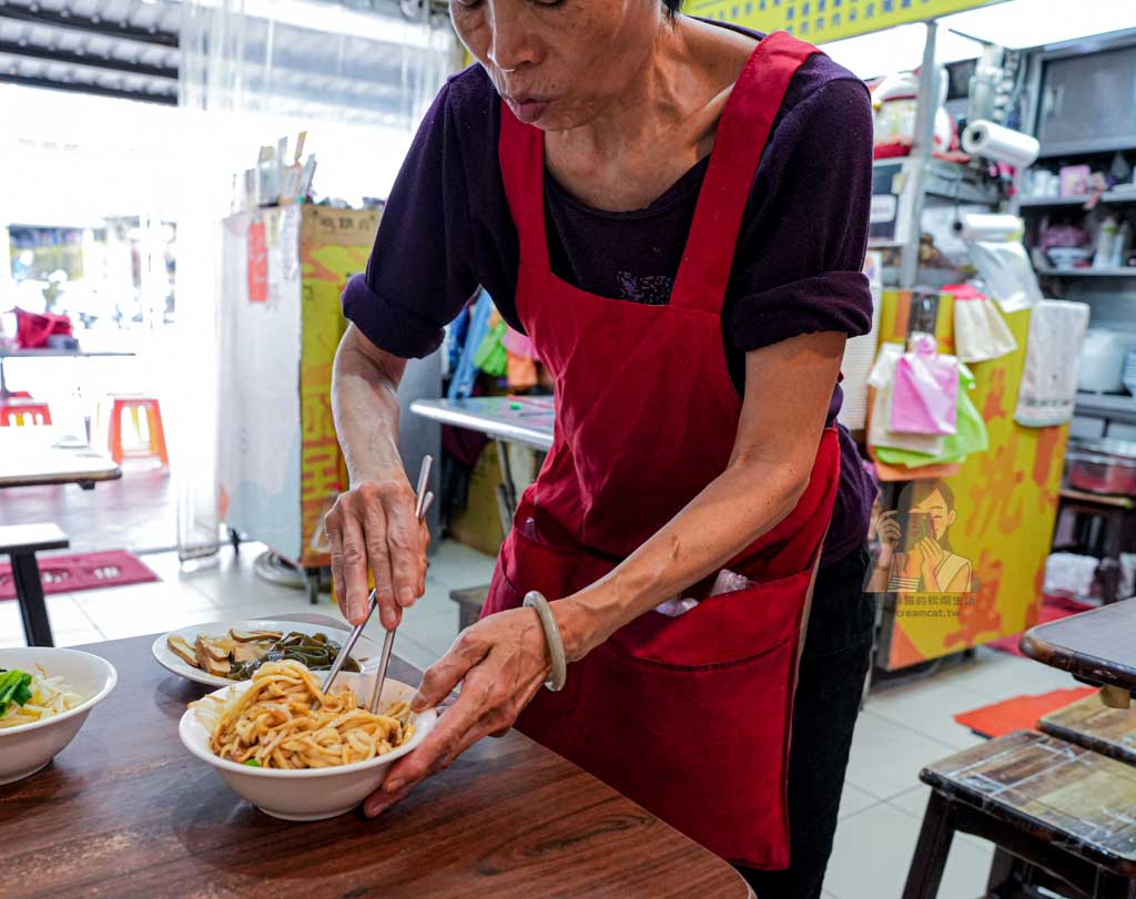 老程麵店|延三夜市老麵店 台北大同區美食推薦,菜單必點古早味豬油乾麵 @冰淇淋貓的軟爛生活 老程麵店|延三夜市老麵店 台北大同區美食推薦,菜單必點古早味豬油乾麵 @冰淇淋貓的軟爛生活